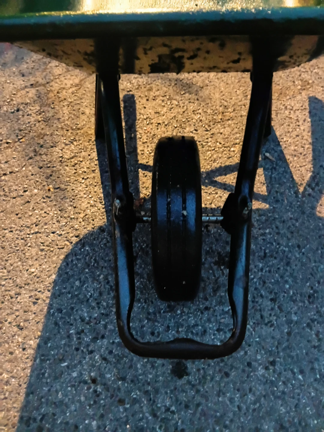 Green Compact Metal Wheelbarrow - photo 3