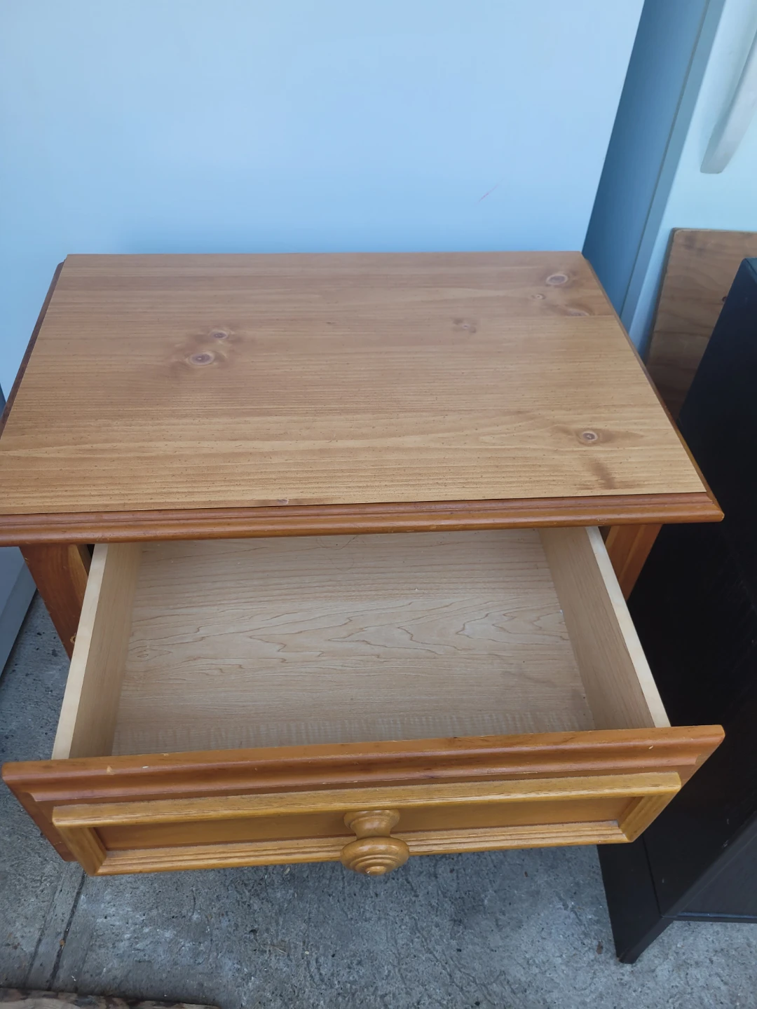 Wooden nightstand with 3 drawers - photo 3