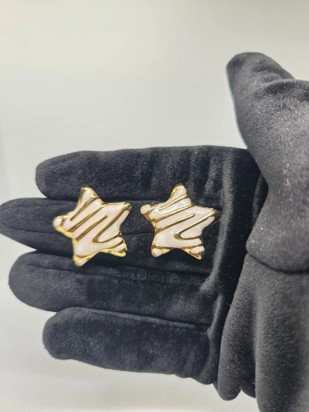 Creamy Star Stud Earrings abstract design - photo 2