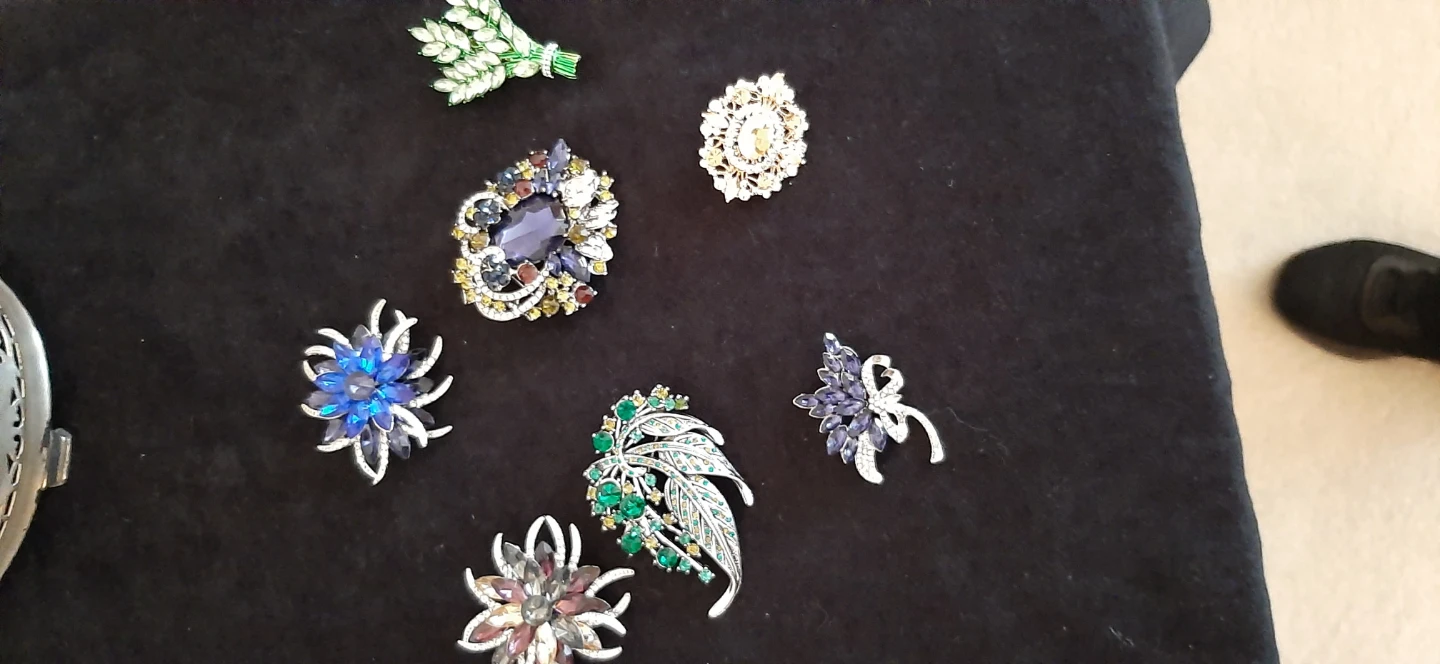 Vintage-look leaf brooch. Green & yellow stones - photo 3