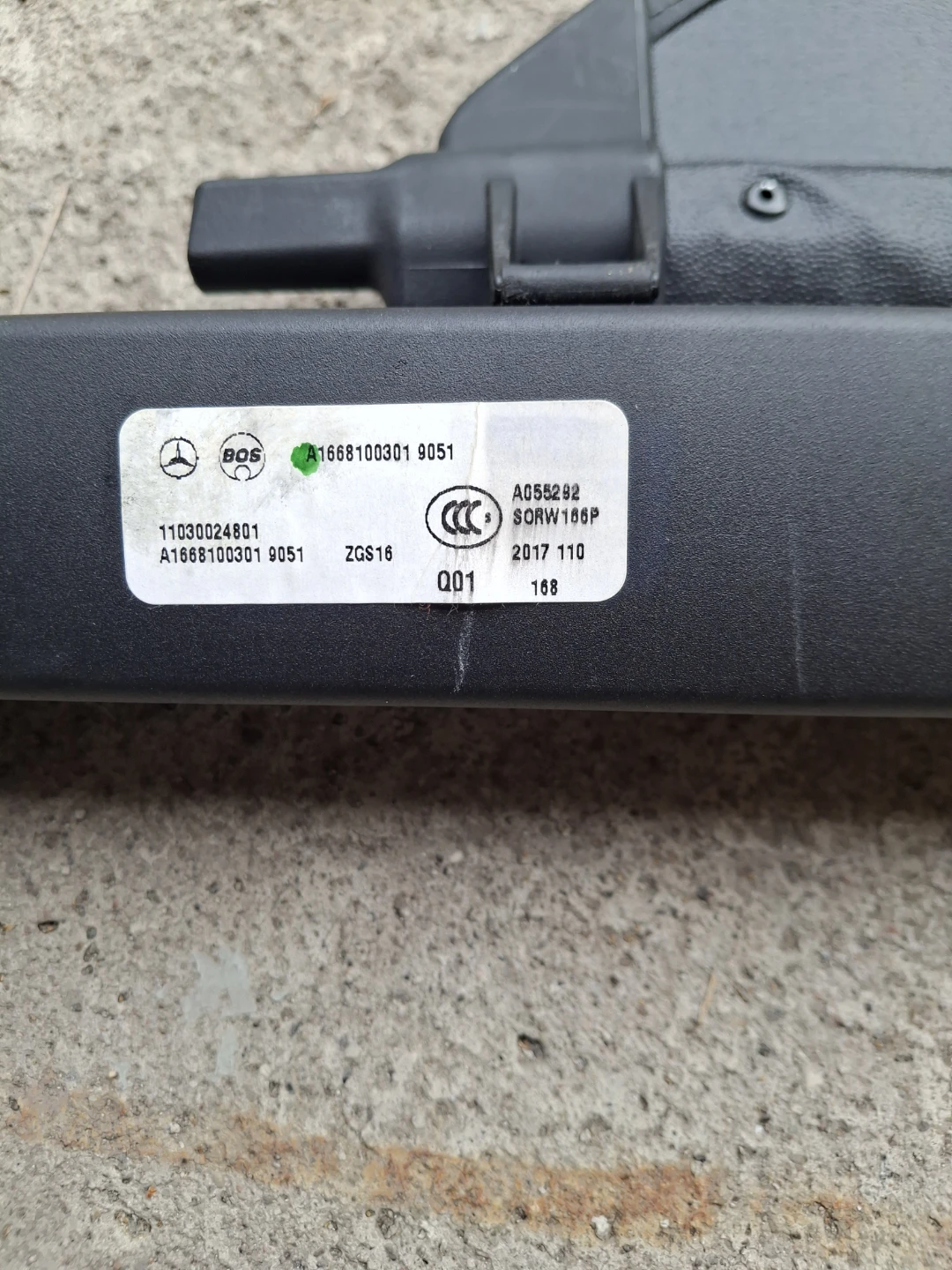 Mercedes-Benz Cargo Cover A1668100301