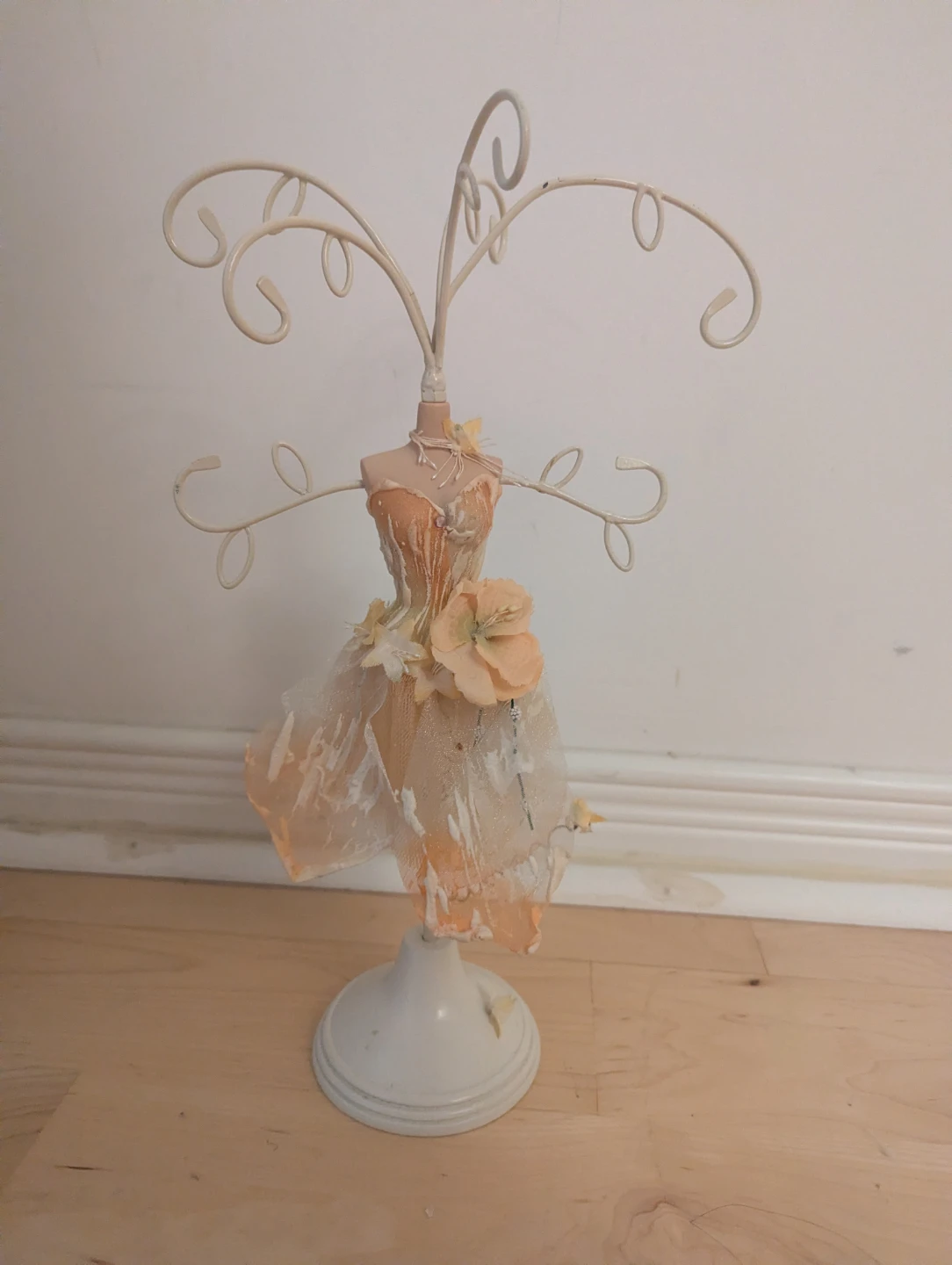 Mannequin-style jewellery display stand