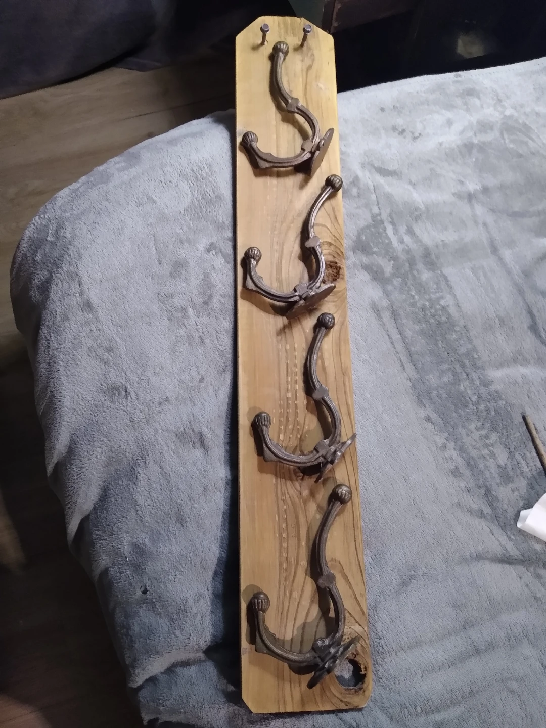 4 cast iron antique double coat hooks - photo 5