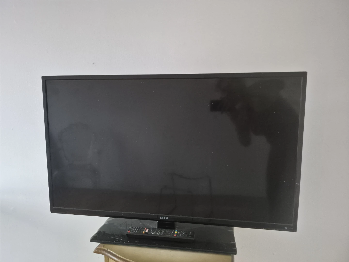 Seiki Television glass table and plastic chair - photo 2