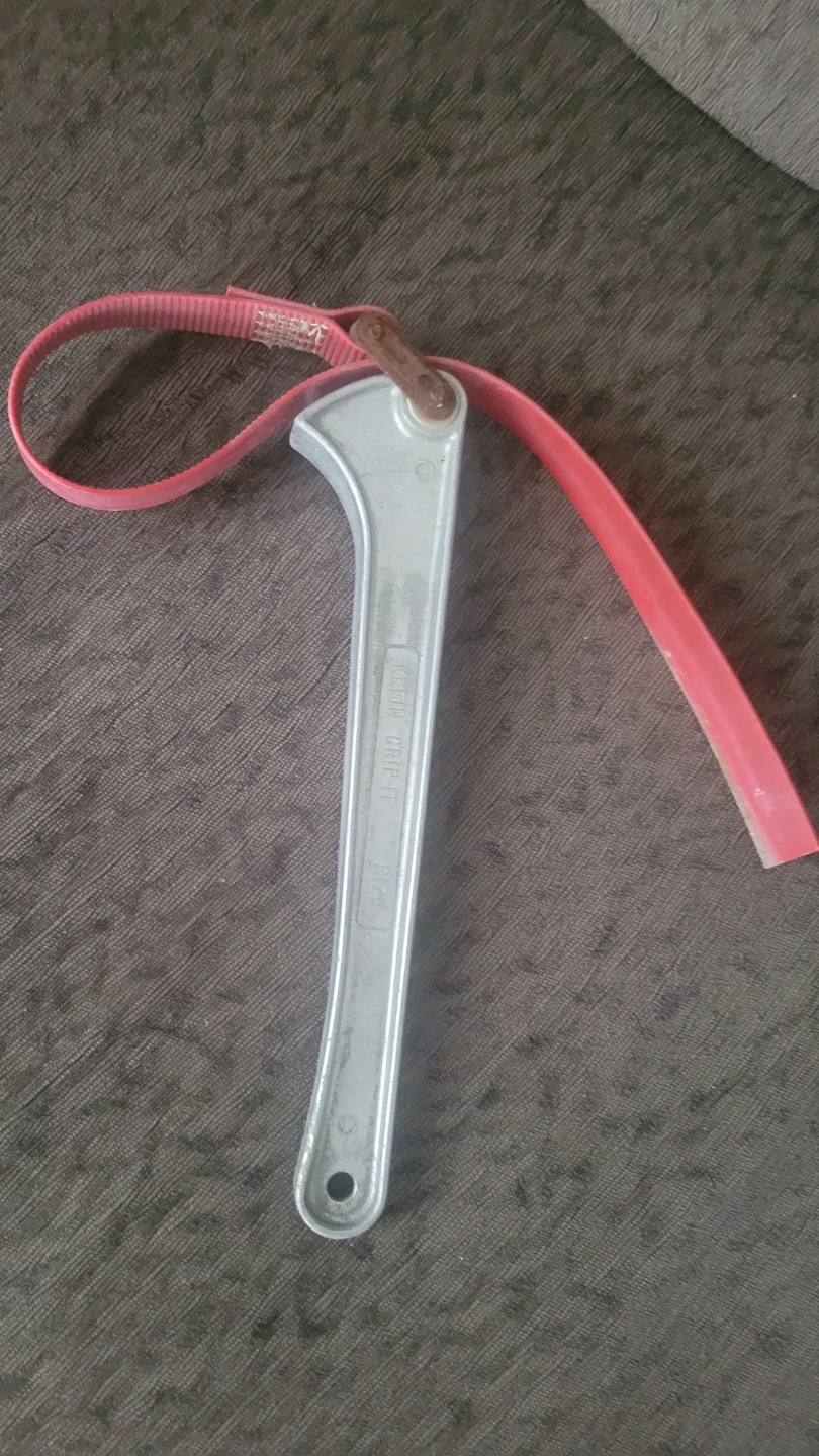 Strap wrench tool