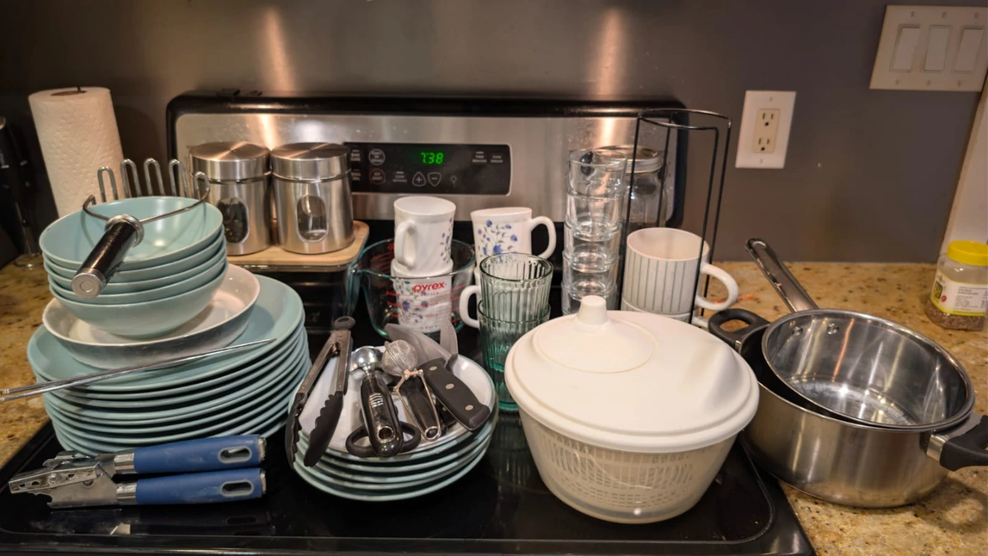 Kitchenware bundle including dishes, glasses and tools - photo 2
