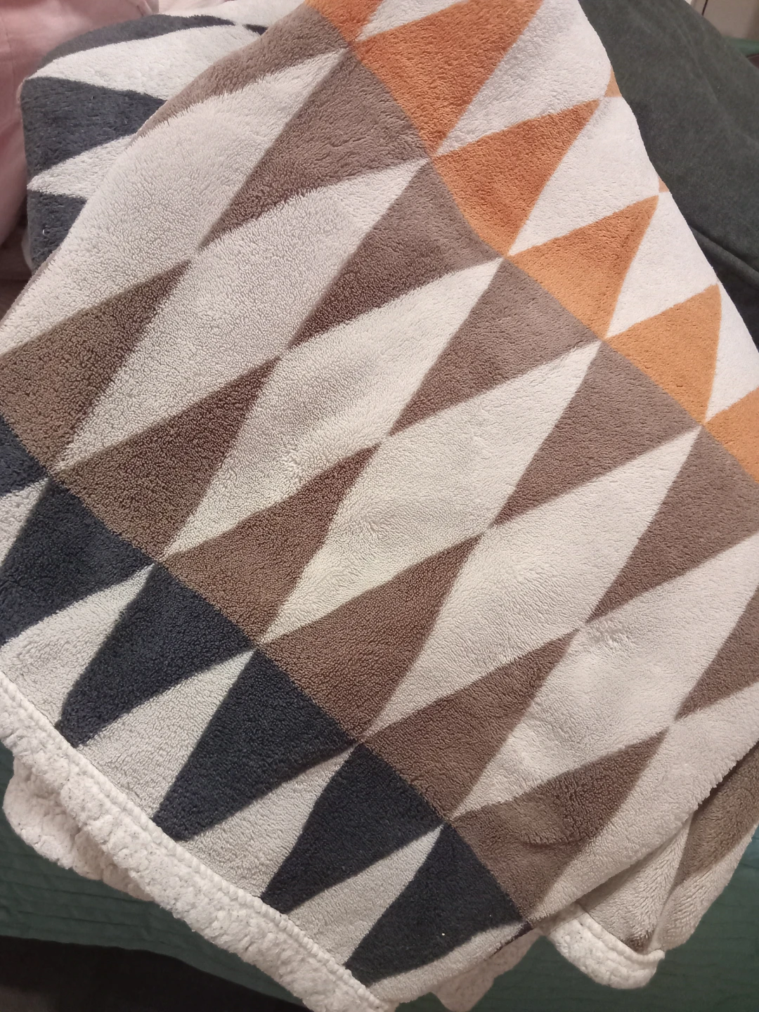 Geometric Pattern Plush Throw Blanket