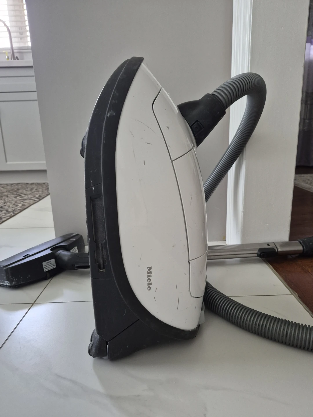 Miele Complete C3 Excellence Canister Vacuum - photo 4