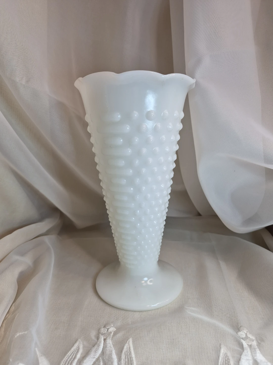 Beautiful Vintage Anchor Hocking White Milk Glass Vase - photo 2
