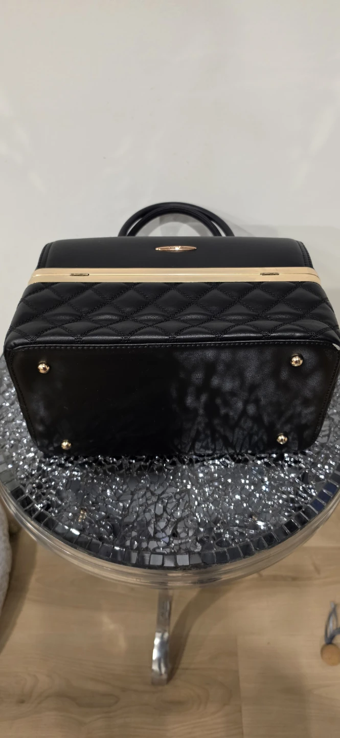SUSEN Black Quilted Handbag with Gold Hardware - photo 5