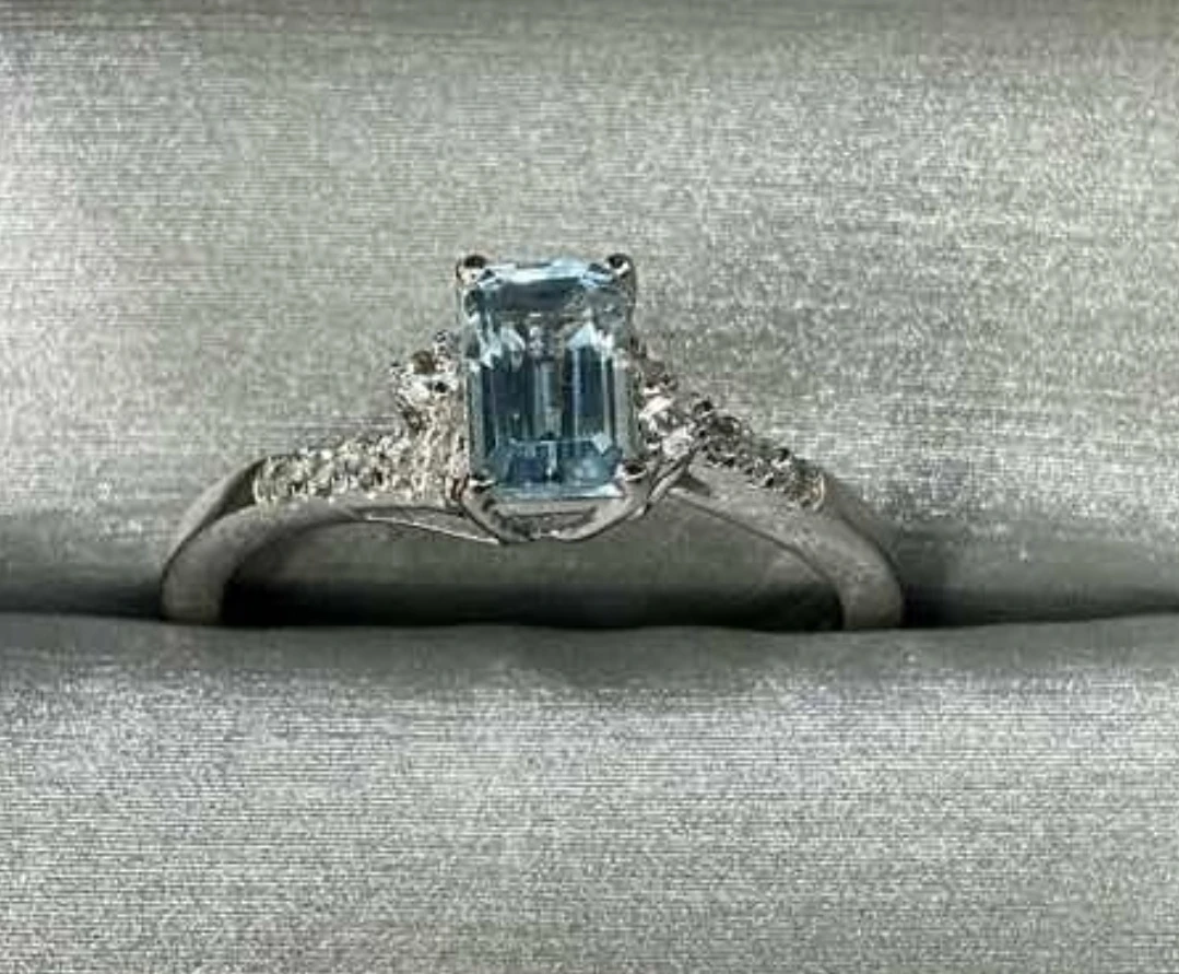 10K White Gold Aquamarine and Diamonds Ring (Size 7)