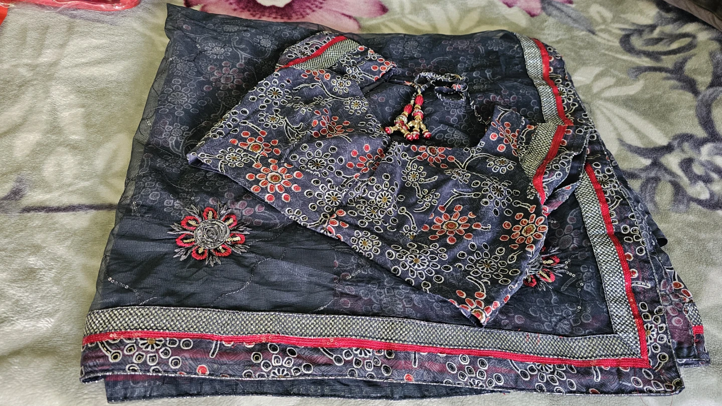 Gray Floral printed Saree with half net, Blouse included - photo 2