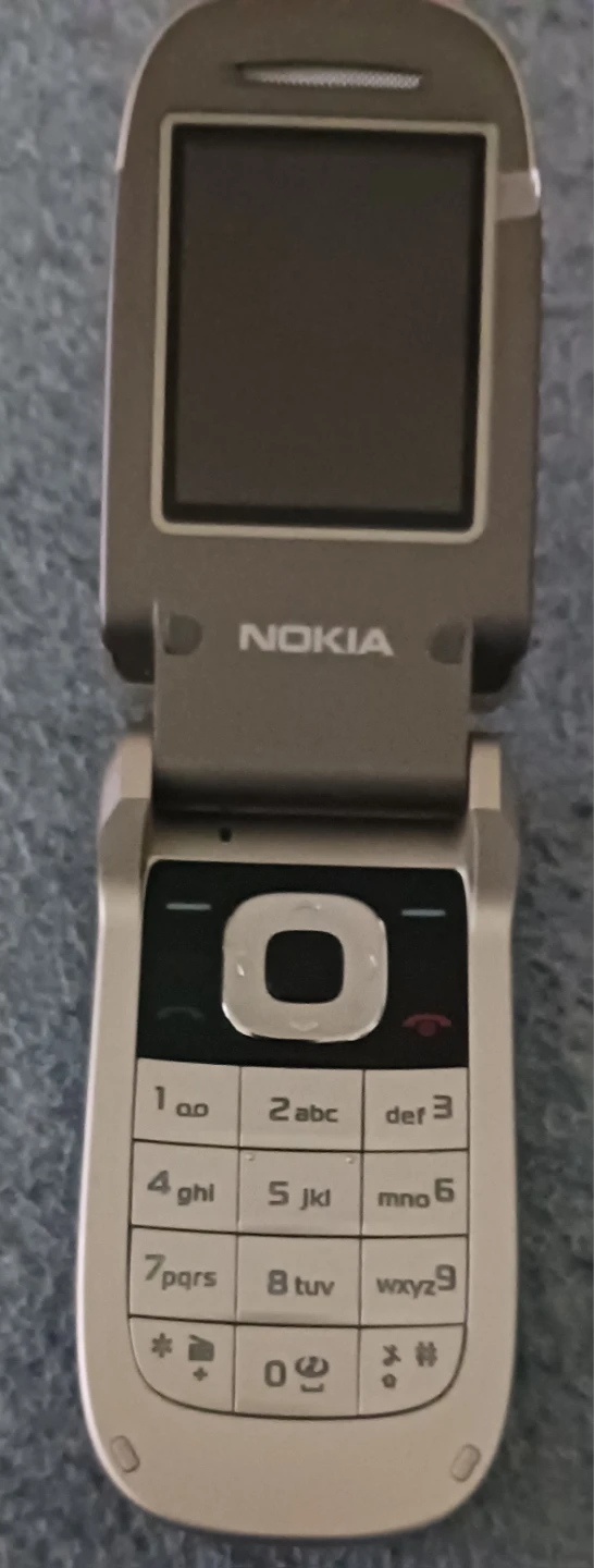 Vintage Nokia Flip Phone - photo 2
