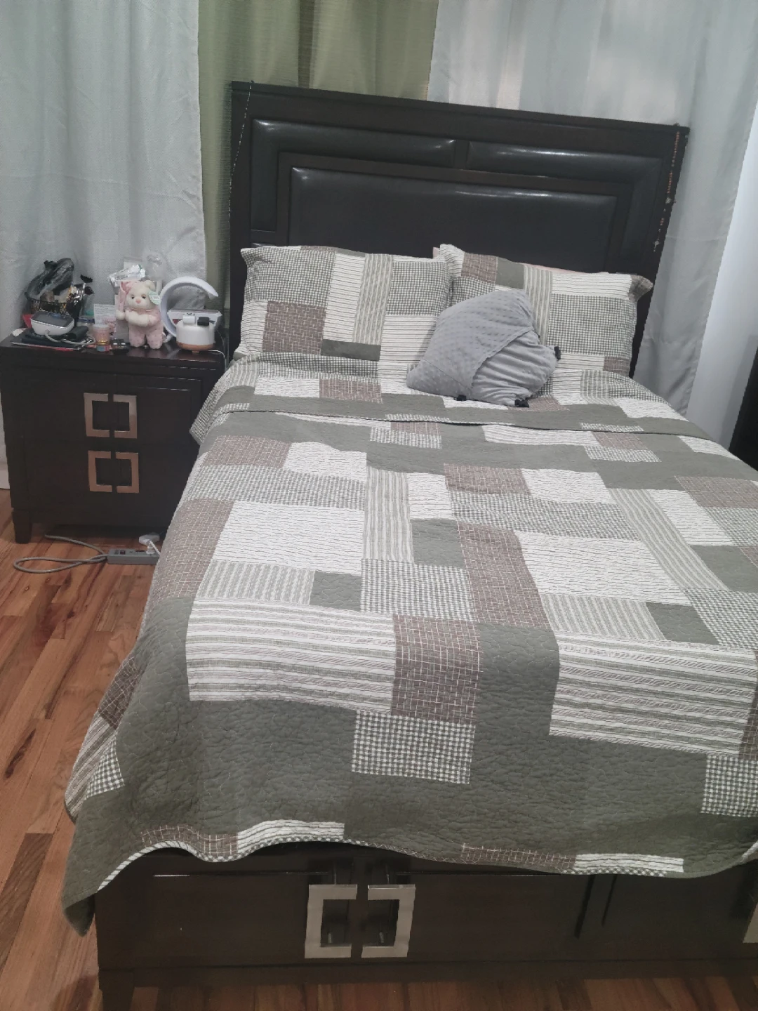 Dark Wood Bedroom Furniture Set - photo 4