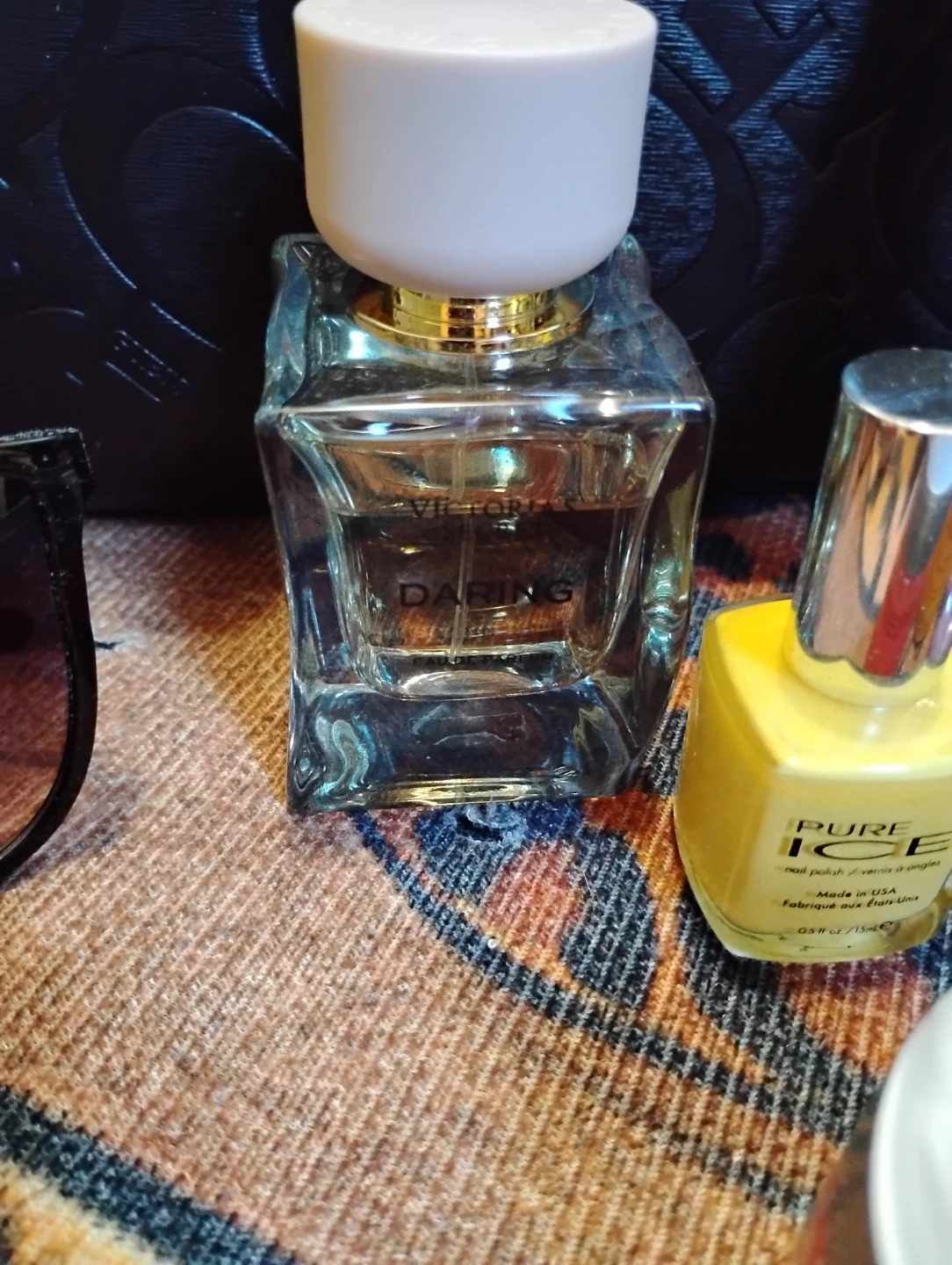 Authentic Guess Black Handbag with facial n lip masks perfume - photo 3
