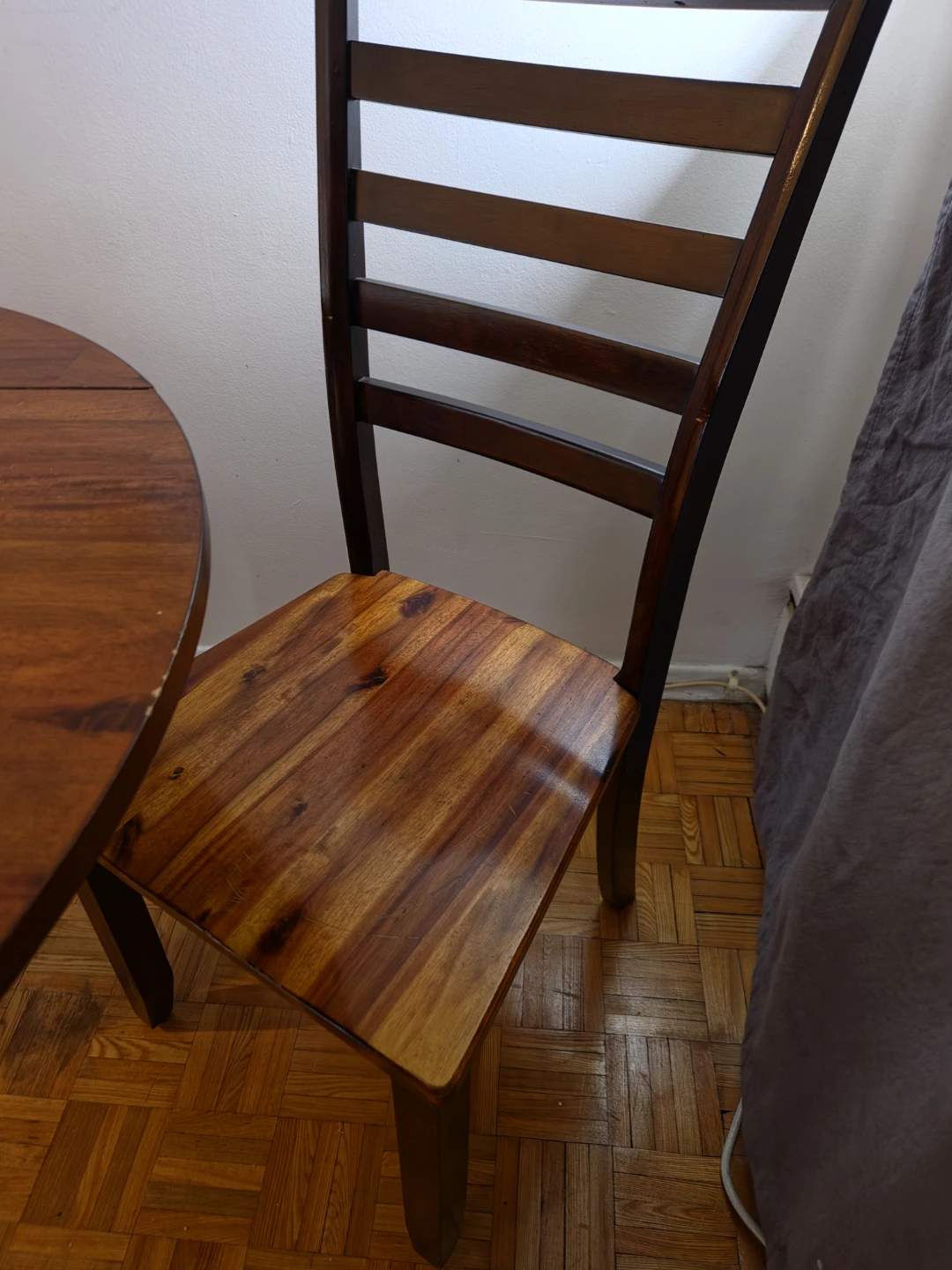 Round wooden dining table with two chairs - photo 4