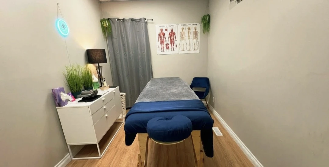 FULLY FURNISHED MASSAGE TREATMENT ROOM AVAILABLE FOR RMT - photo 4