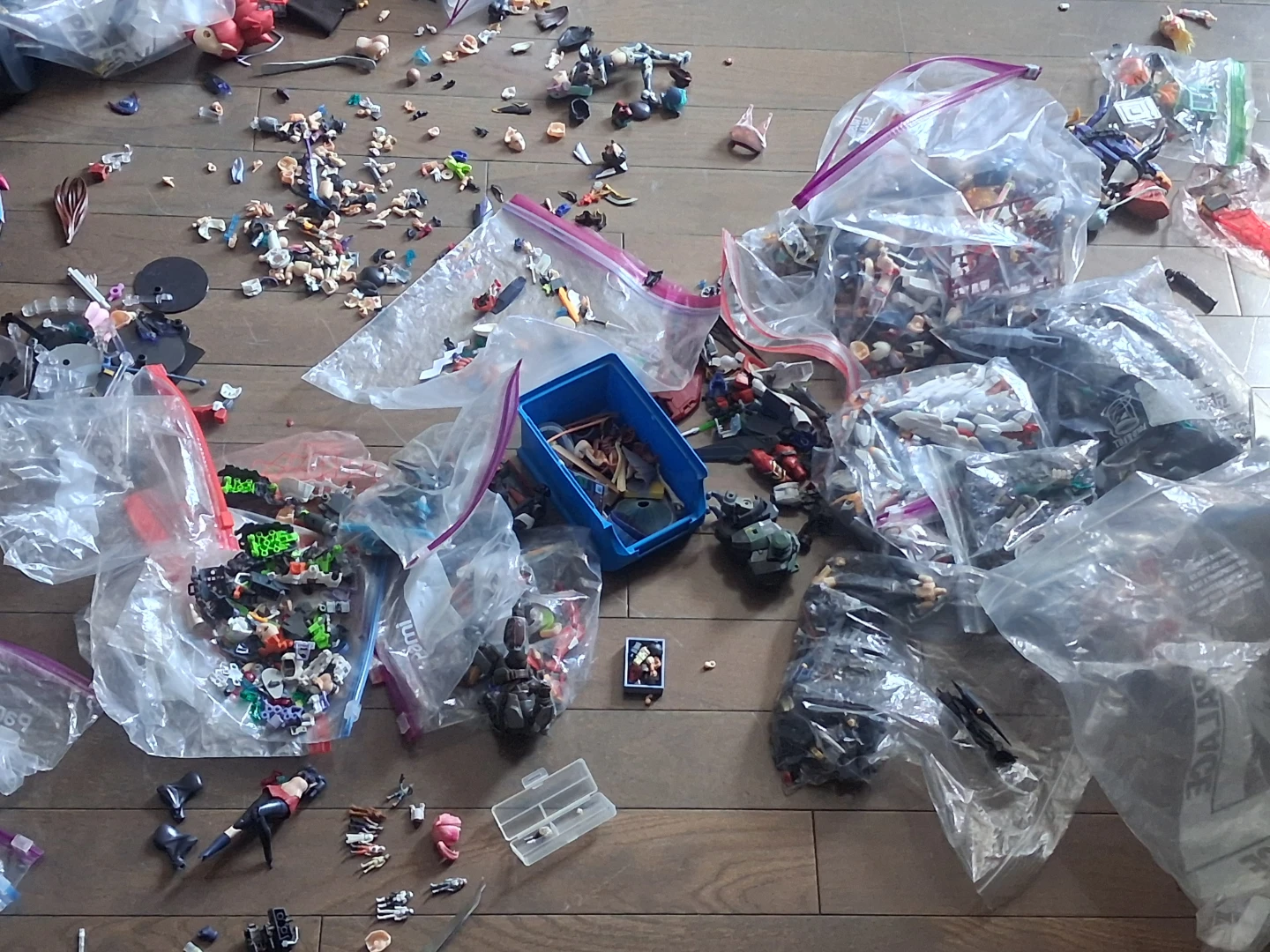 MIXED GUNDAM / MECHA MODEL KIT PARTS BOX