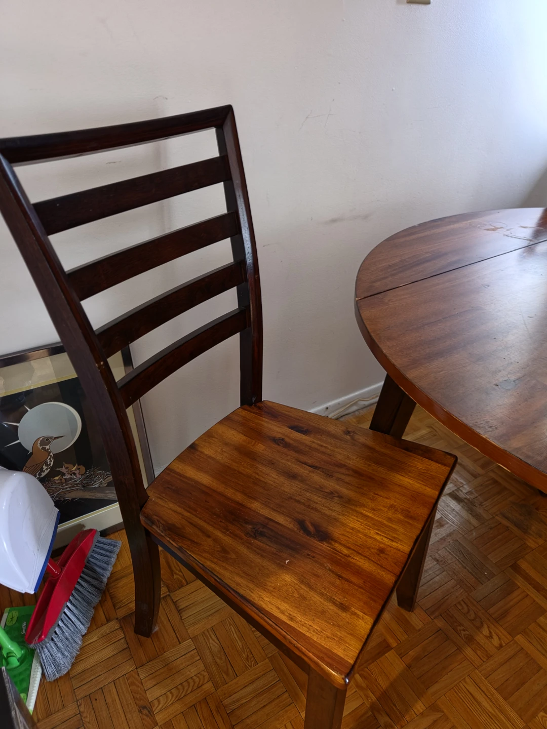 Round wooden dining table with two chairs - photo 3