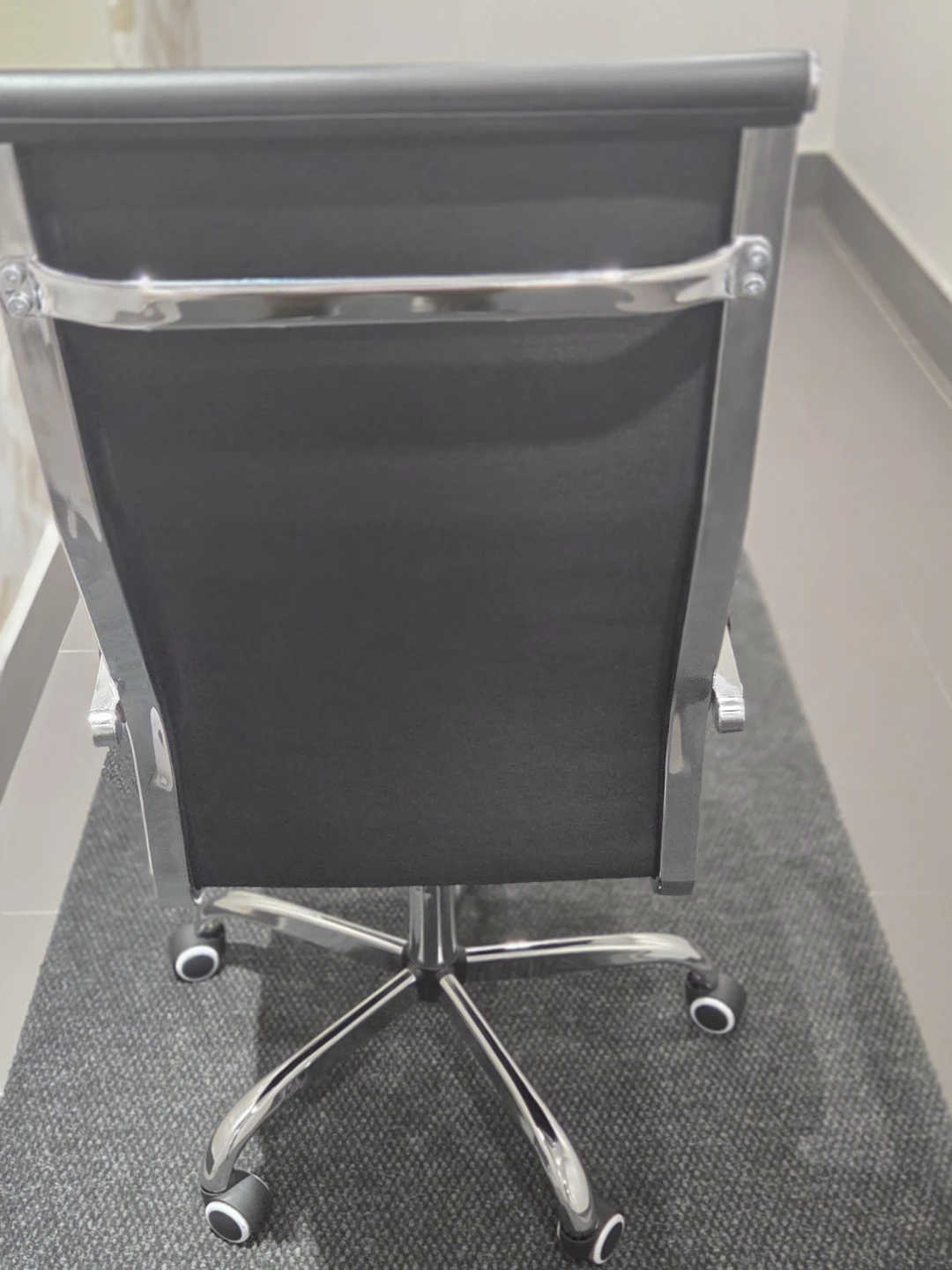 Black Ribbed Office Chair - photo 4