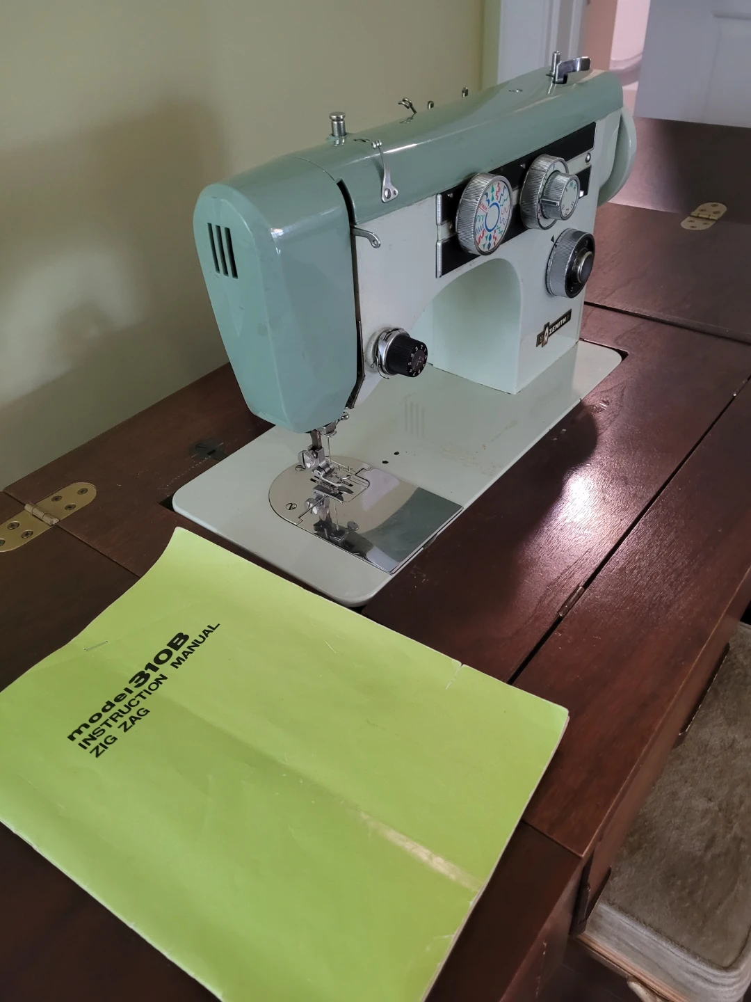 Vintage Zenith Zig Zag sewing machine with cabinet - photo 2