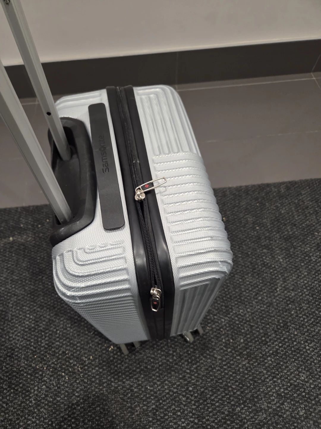 Samsonite hard shell carry-on suitcase - photo 5