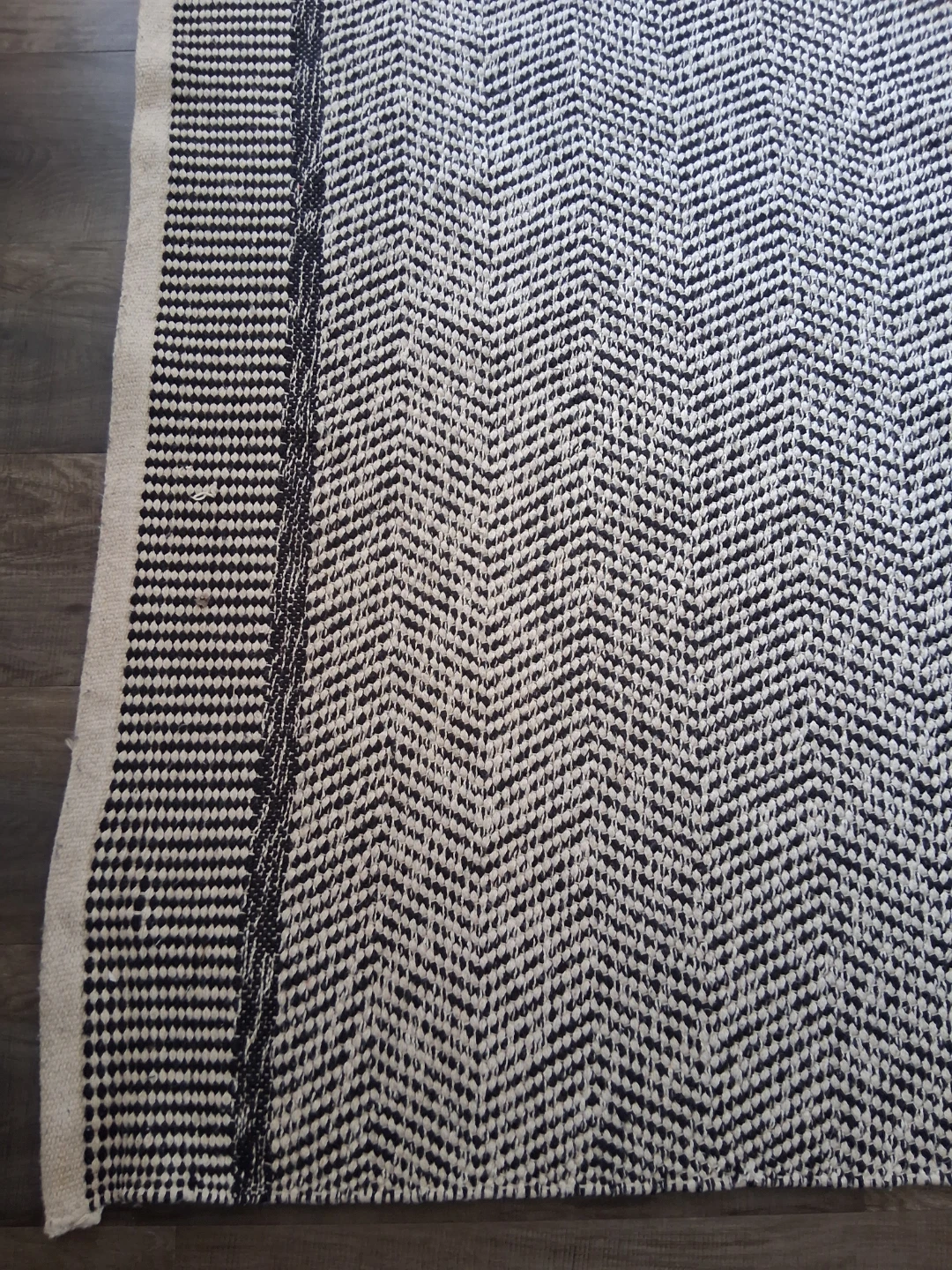 Black and white herringbone area rug - photo 3