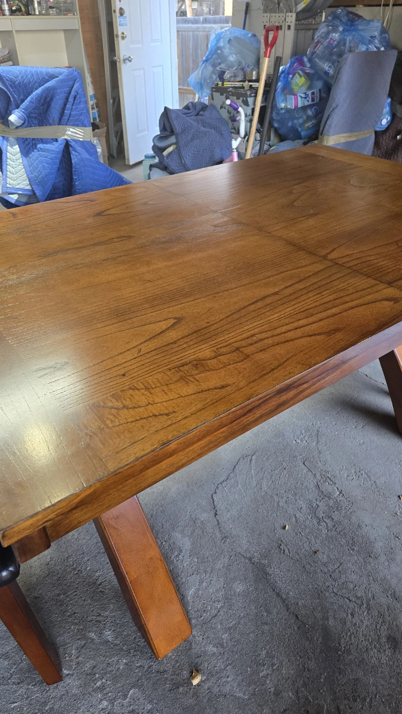 Extendable dining table