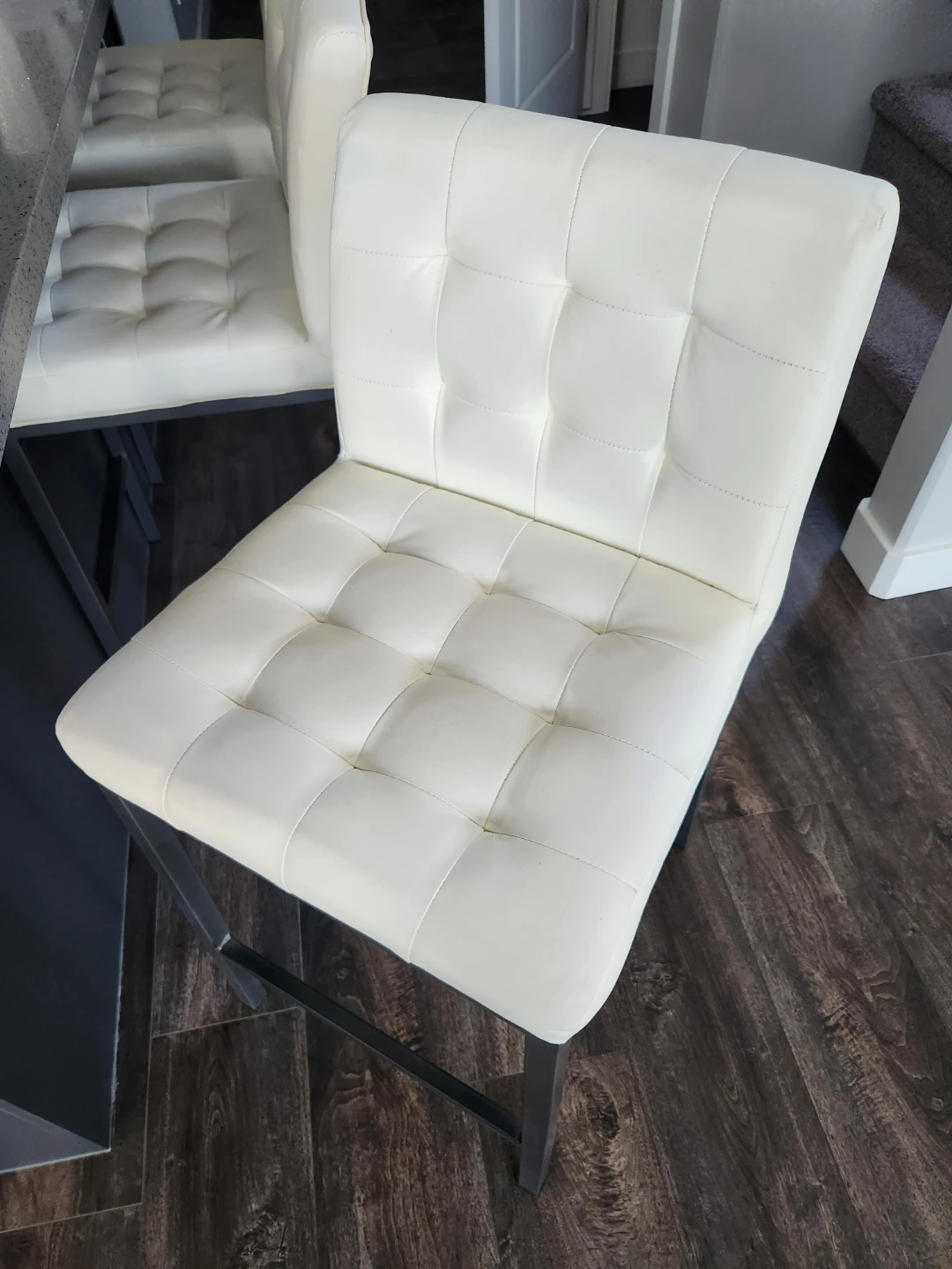 Set of 3 White Tufted Bar Stools - photo 3