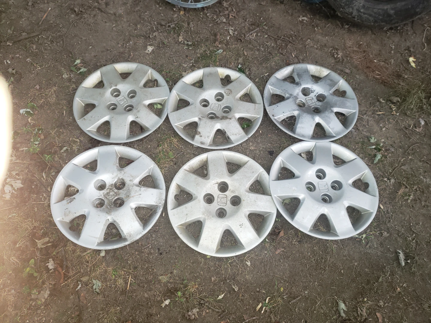 2005  Honda civic hub caps in ok shape  might need paint