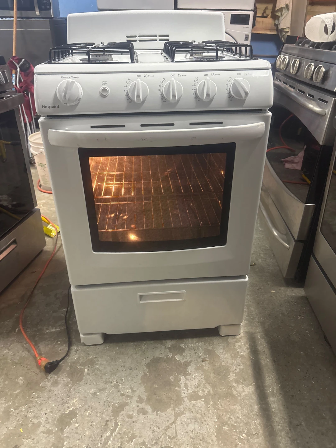 Hotpoint 24in White Gas Stove - photo 2