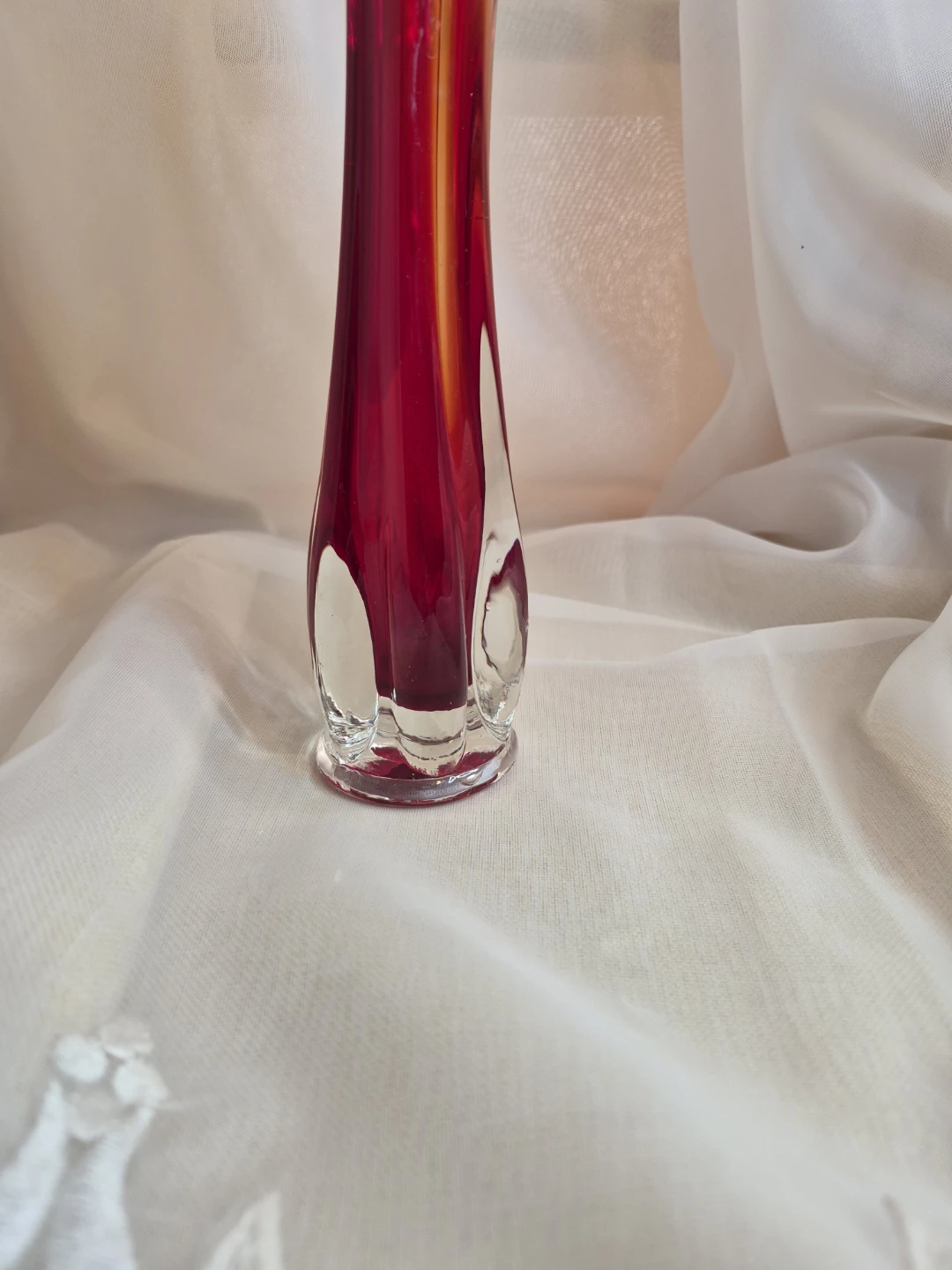 Beautiful Vintage 9 1/2" Art Glass Bud Vase - photo 3