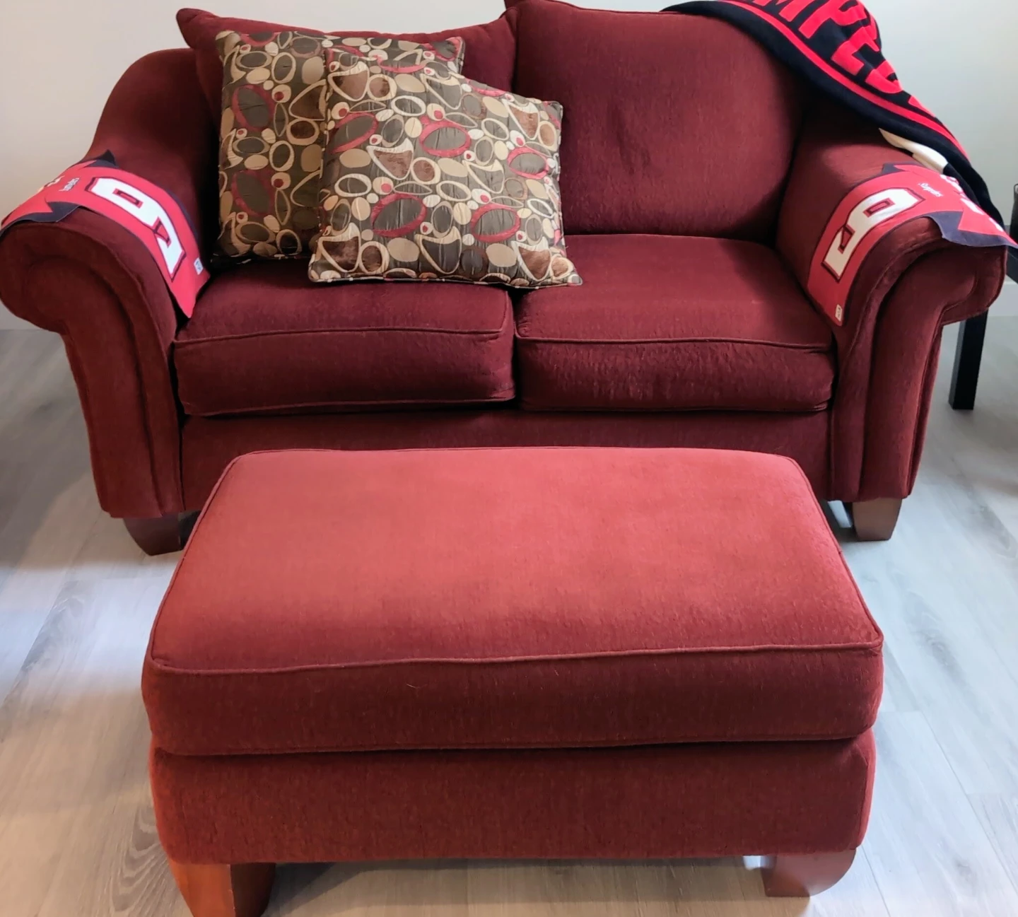 Red fabric armchair, ottoman and loveseat set - photo 2