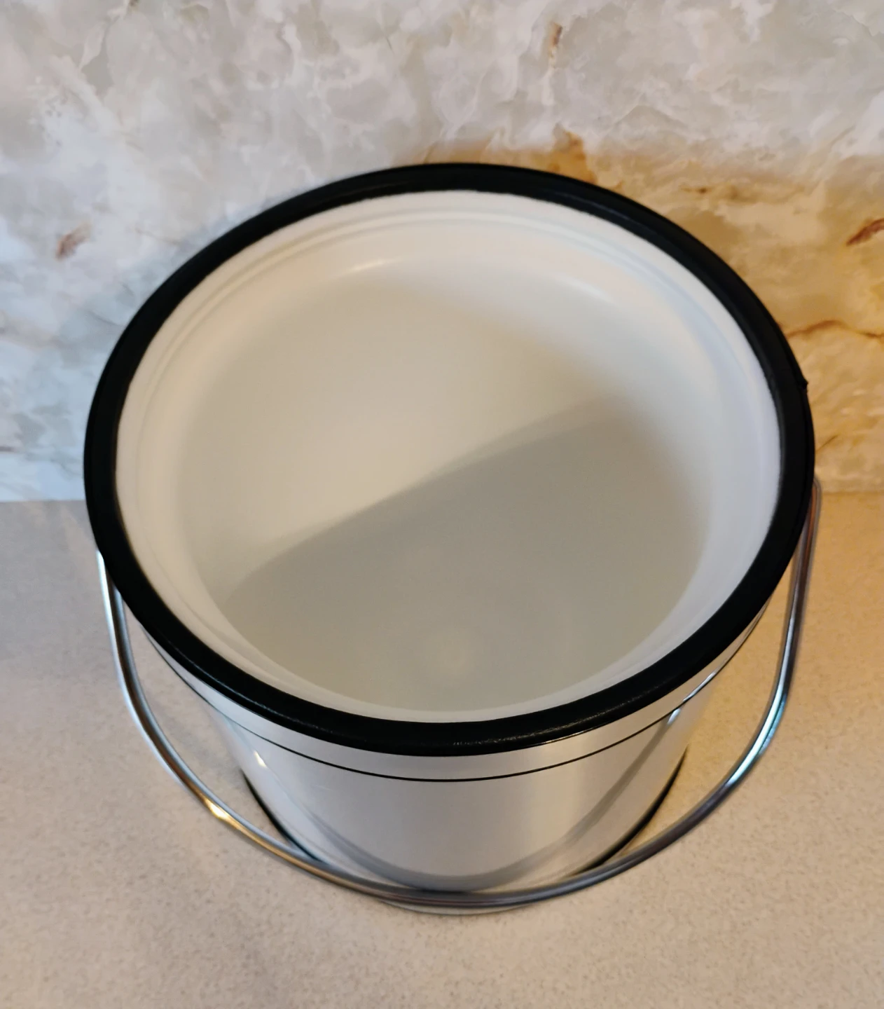 ELEGANT SILVER COLORED ICE BUCKET WITH 2 PLASTIC TABLE COVERS - photo 3