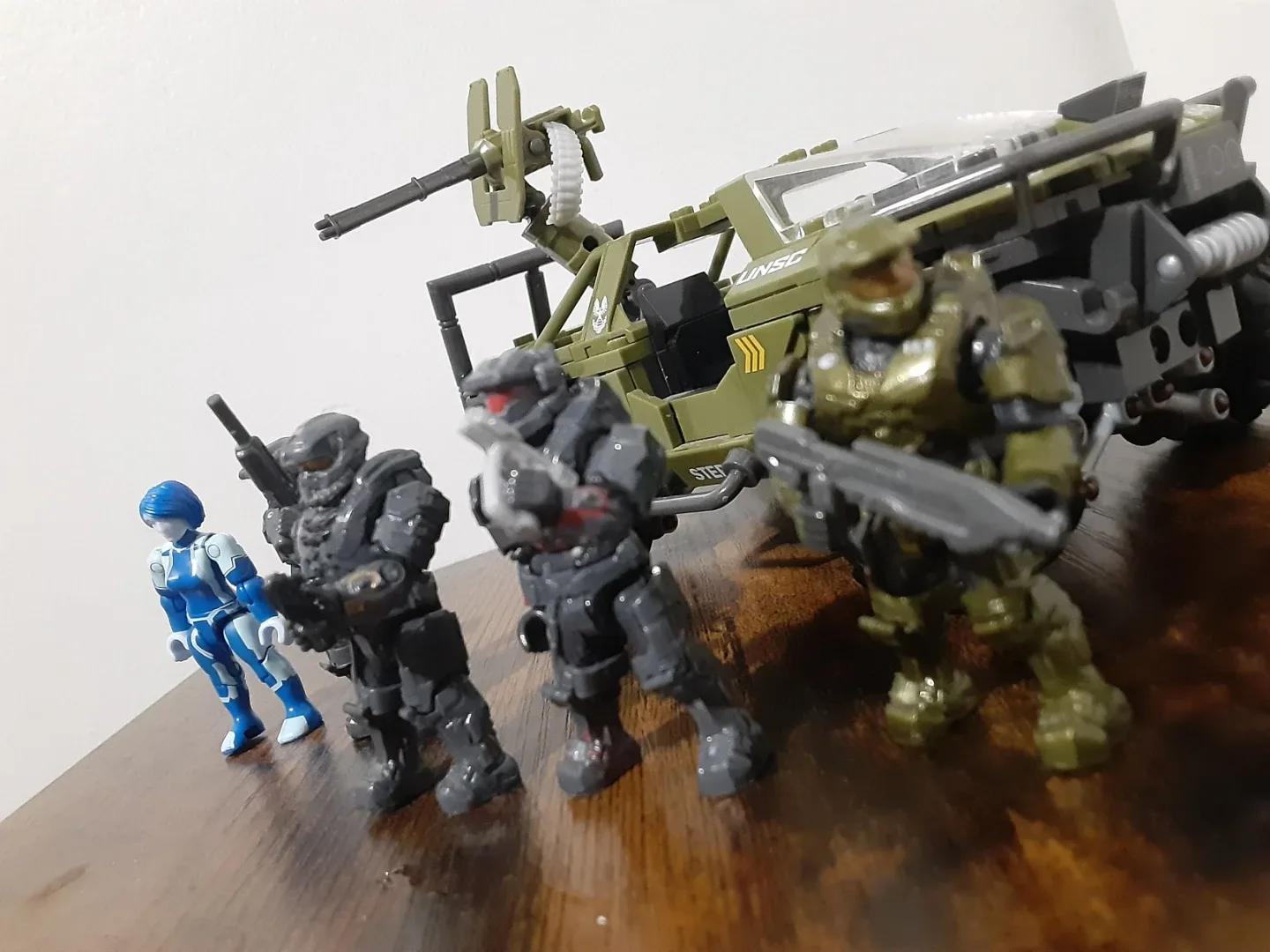 Halo Mega Construx UNSC Warthog and Figures
