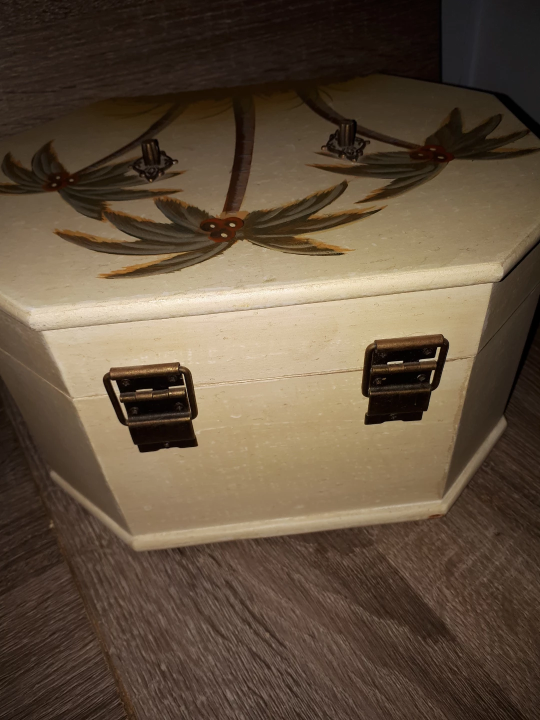 Octagonal Wooden Keepsake Box with Palm Tree Design - photo 2