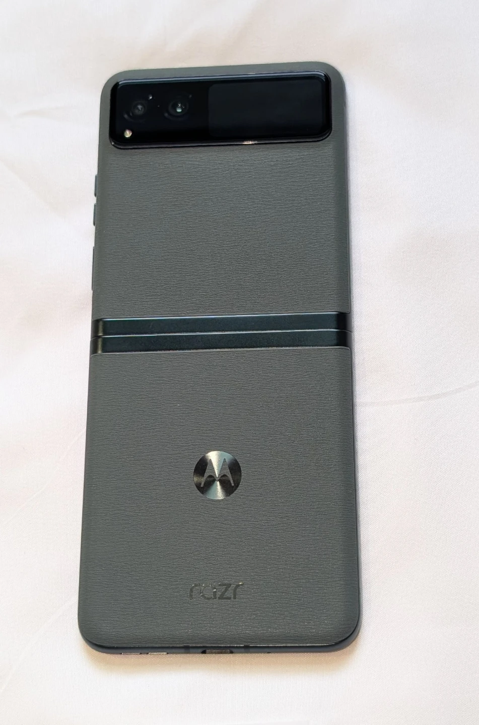 Like NEW MOTOROLA RAZR 5G UNLOCKED FLIP CELL PHONE - photo 3