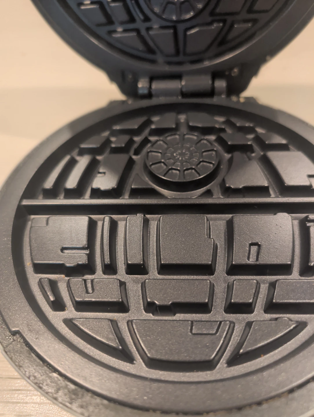 Star Wars Death Star Waffle Maker - photo 3