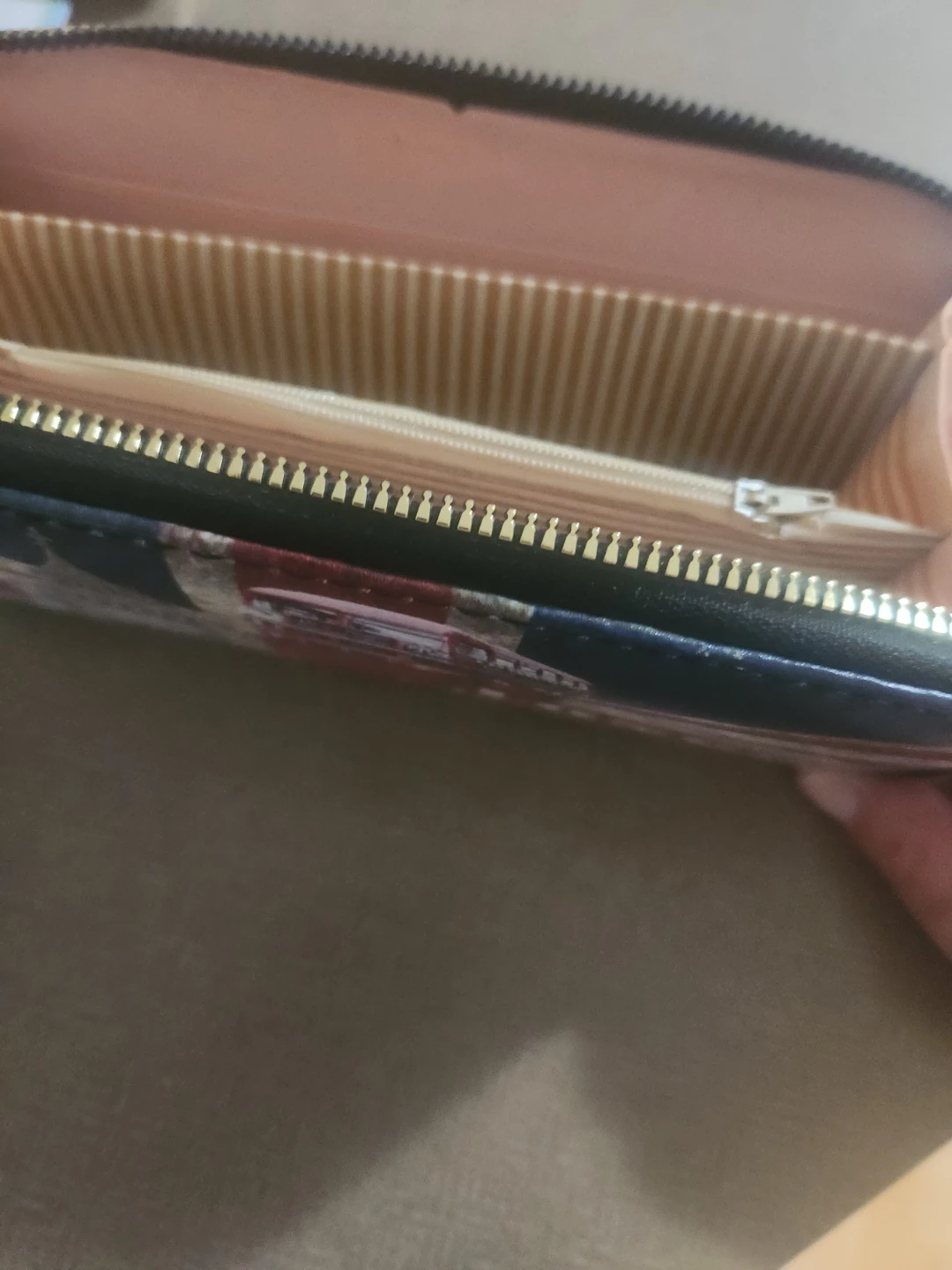 London Themed Zip-Around Wallet - photo 2