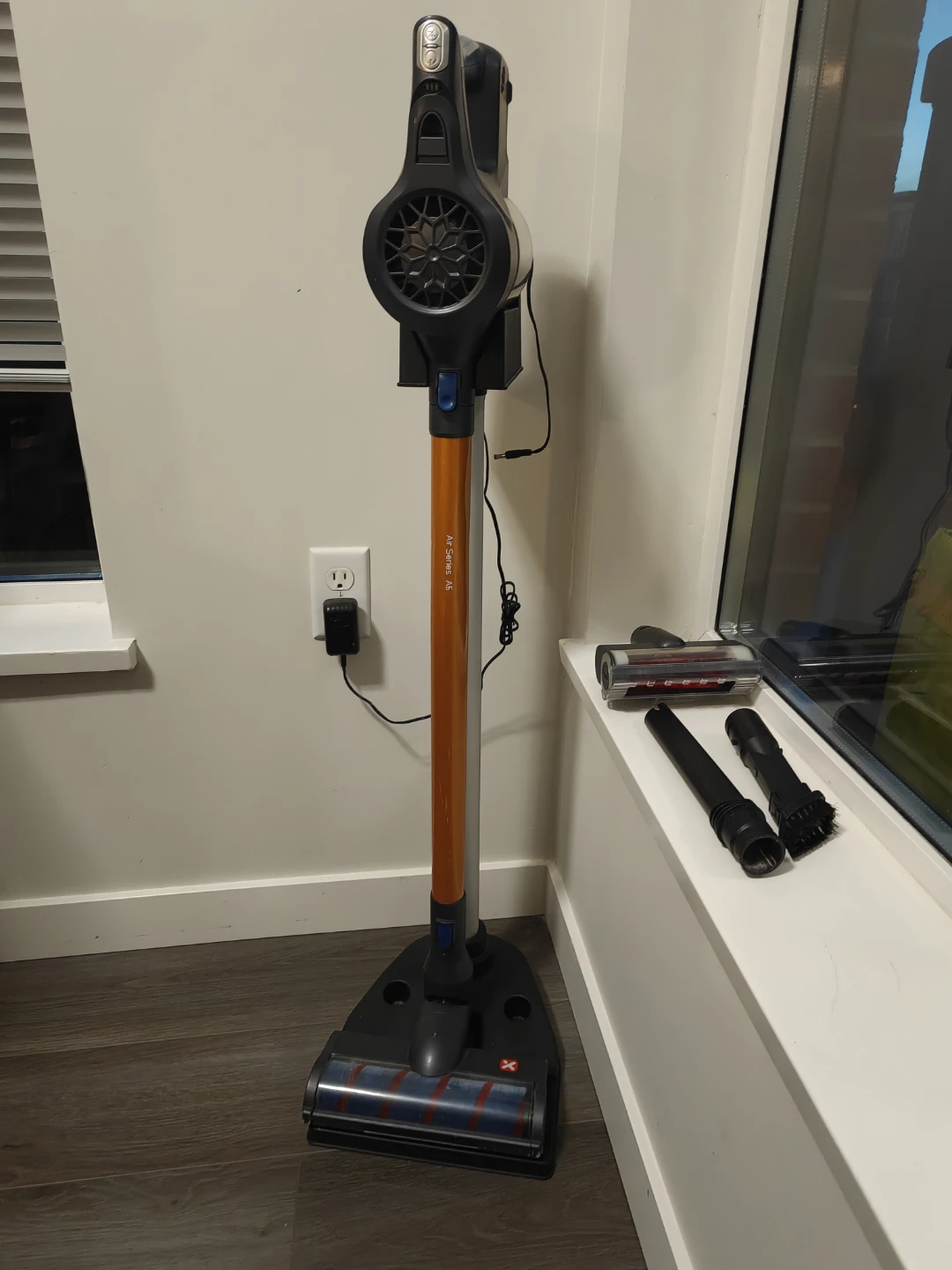 Cordless vacuum