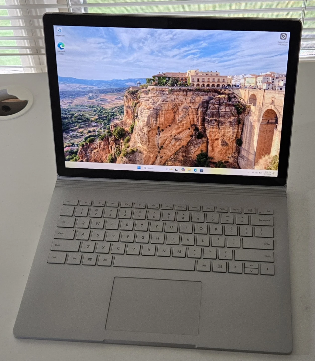 Microsoft Surface Book 2 – 2-in-1 Touchscreen Laptop - photo 2