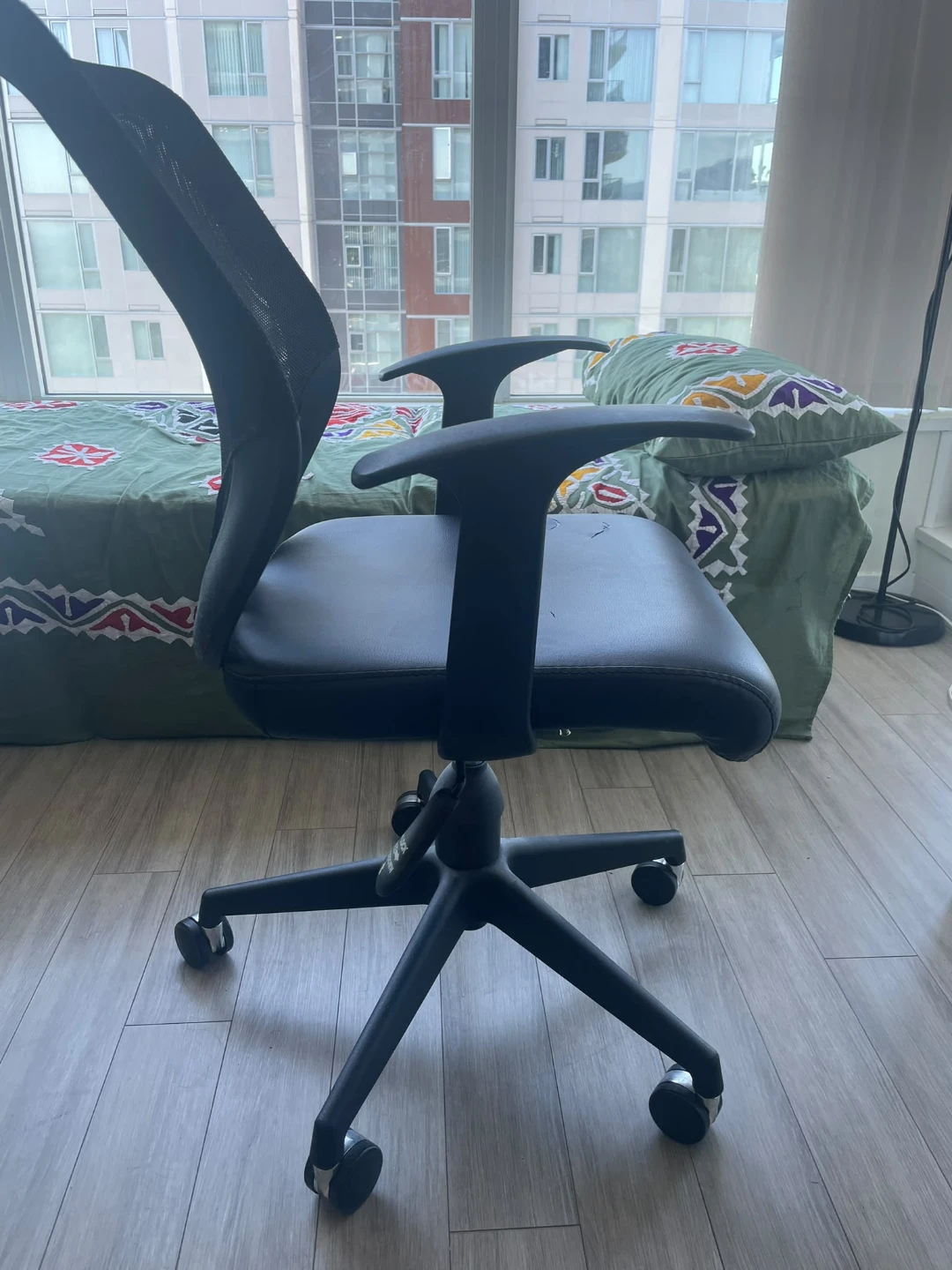 Black mesh office chair - photo 2