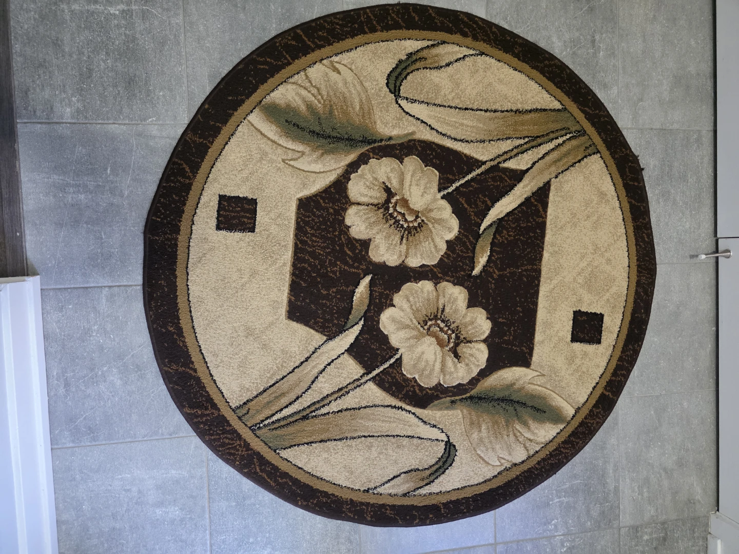Round floral area rug