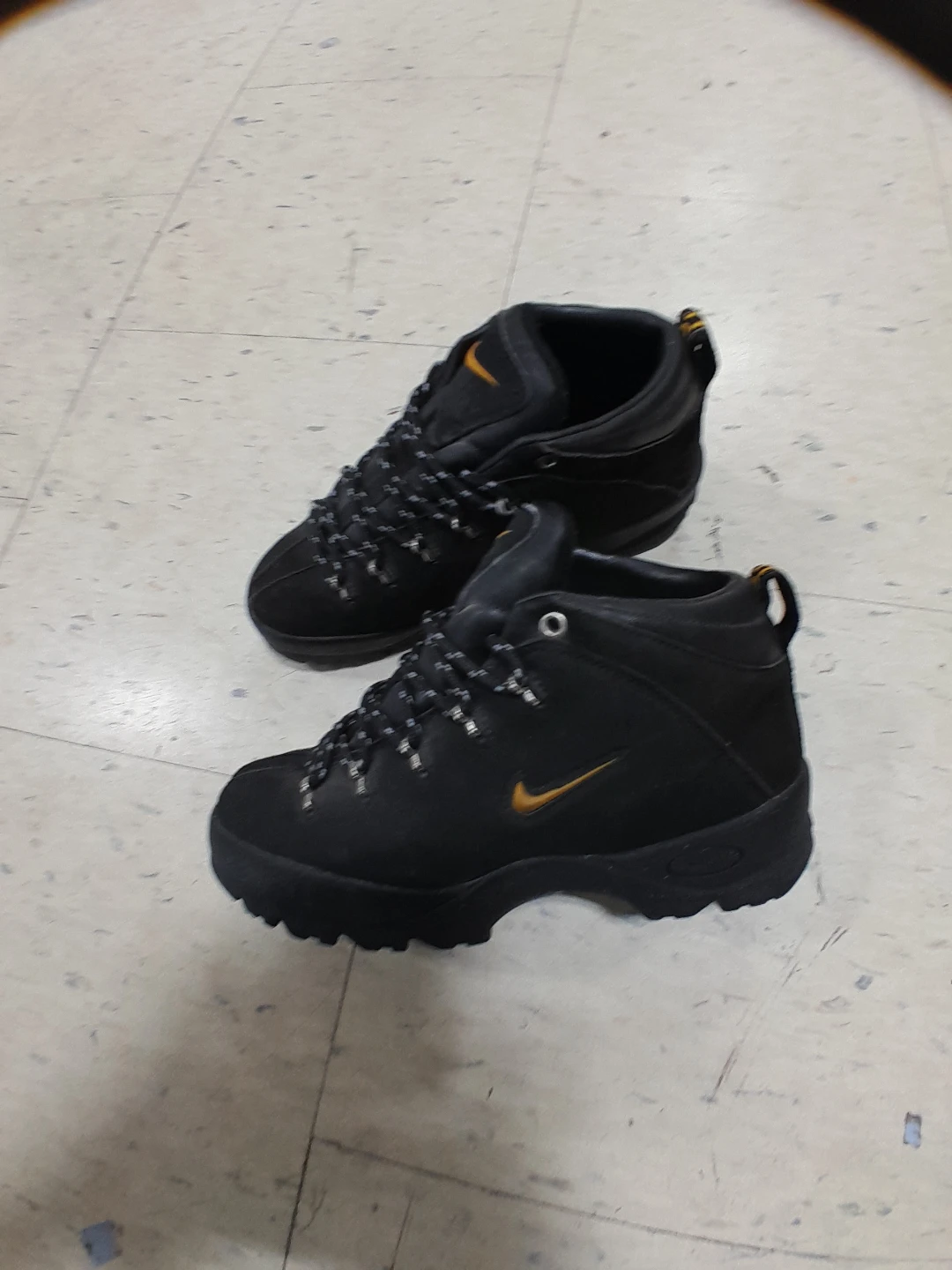 Nike Manoa Black Hiking Boots For Boys/Teens Size 5