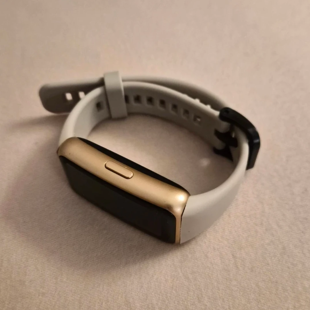 Huawei Band 6 Smartwatch with 4 Extra Silicone Straps