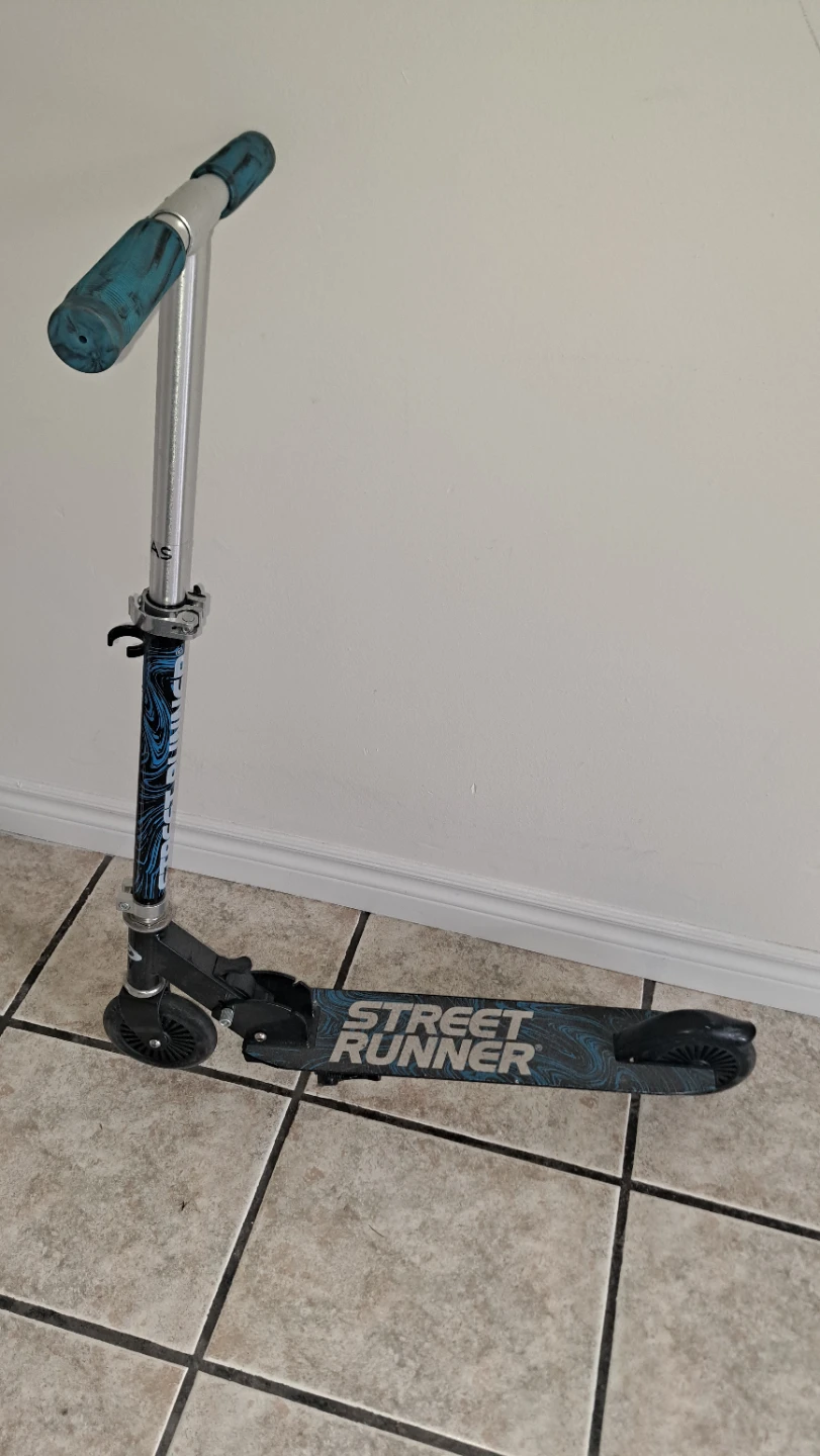 Street Runner Kick Scooter with light up wheels