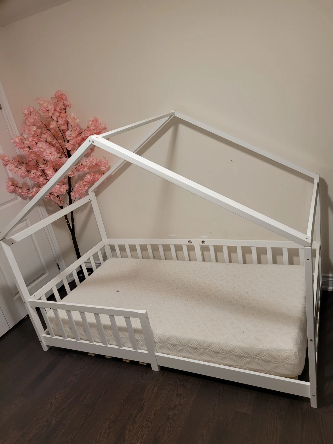 White House-Style Toddler Floor Bed - photo 3