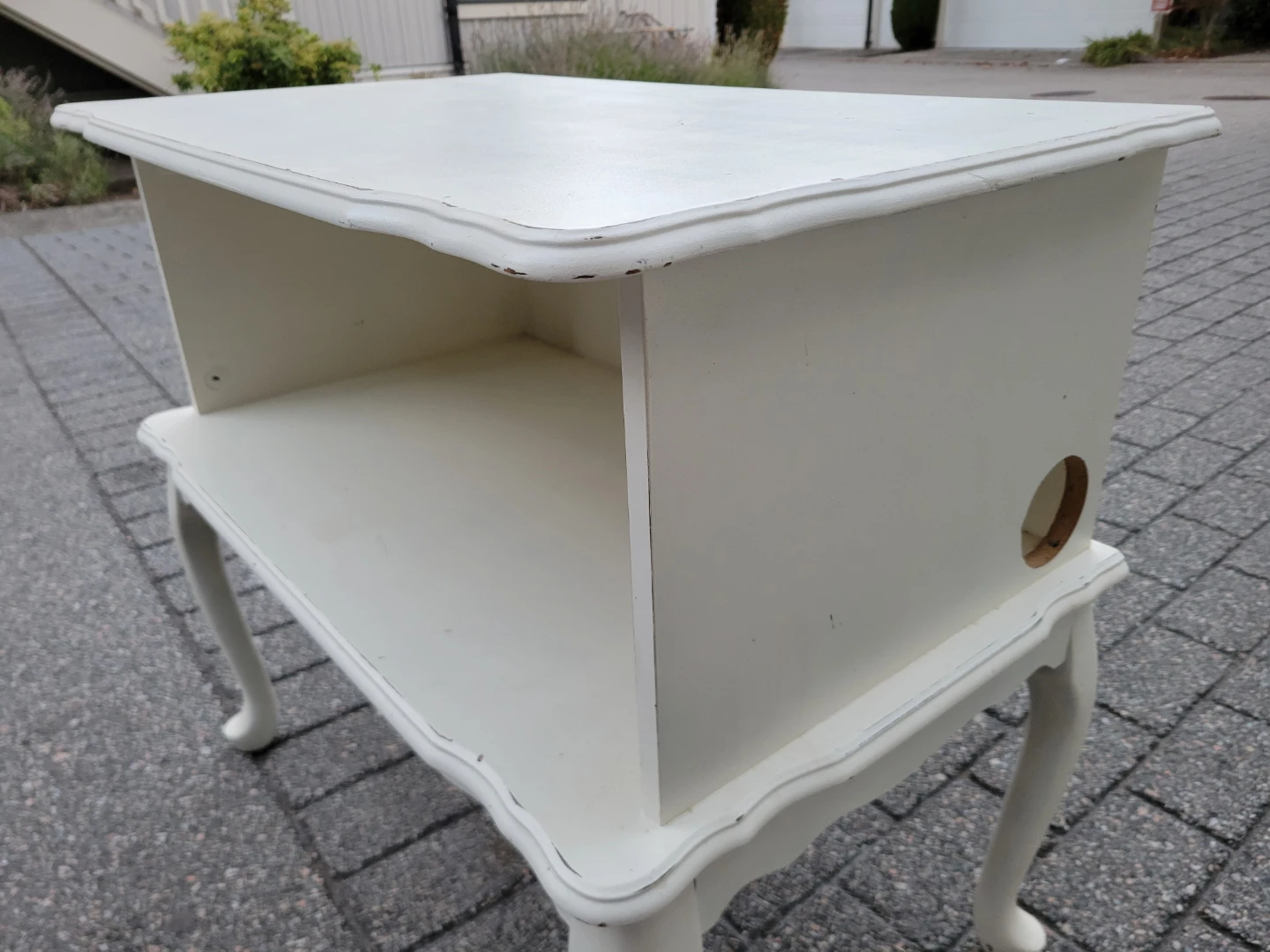 Vintage French Provincial Side Table / Nightstand / Media Stand - photo 3
