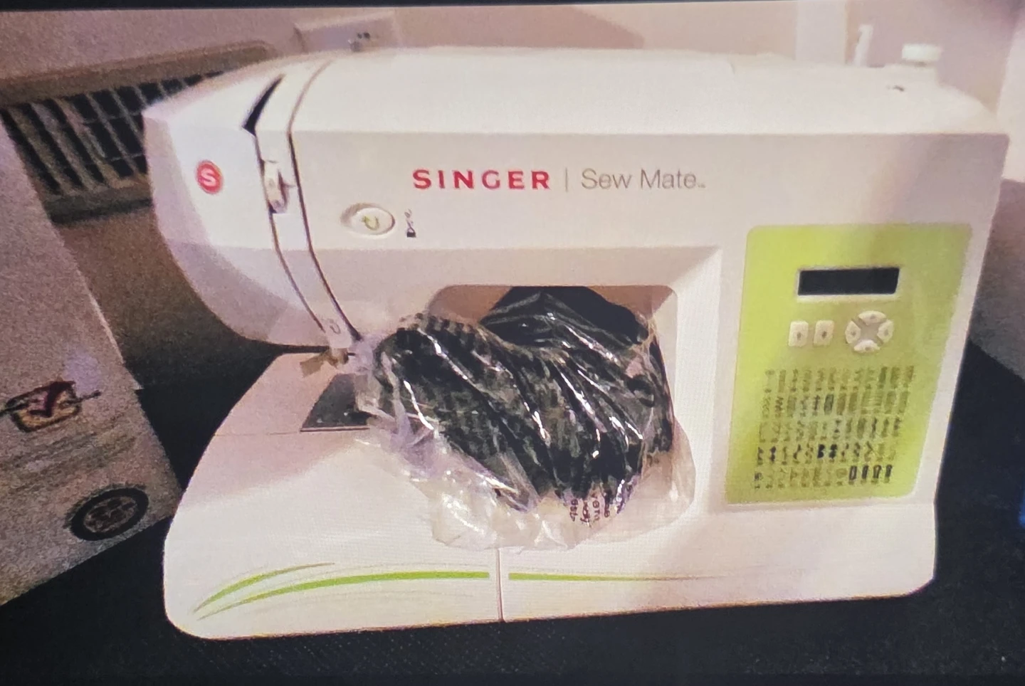 SINGER Sew Mate Sewing Machine - photo 2