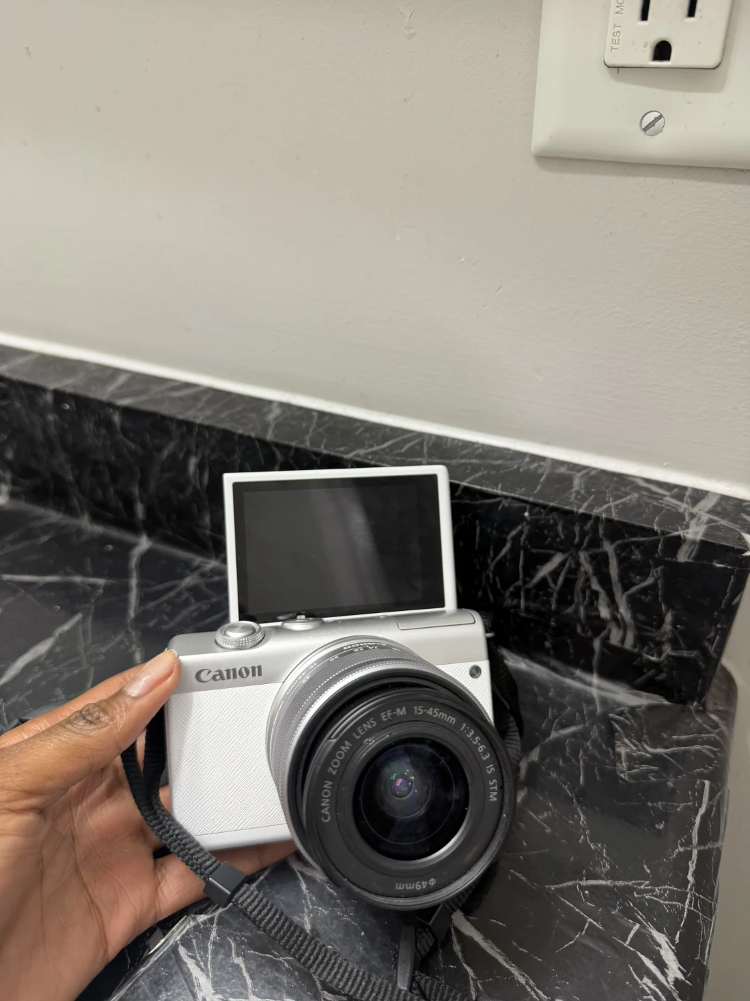 Canon EOS Mirrorless Camera with 15-45mm Lens